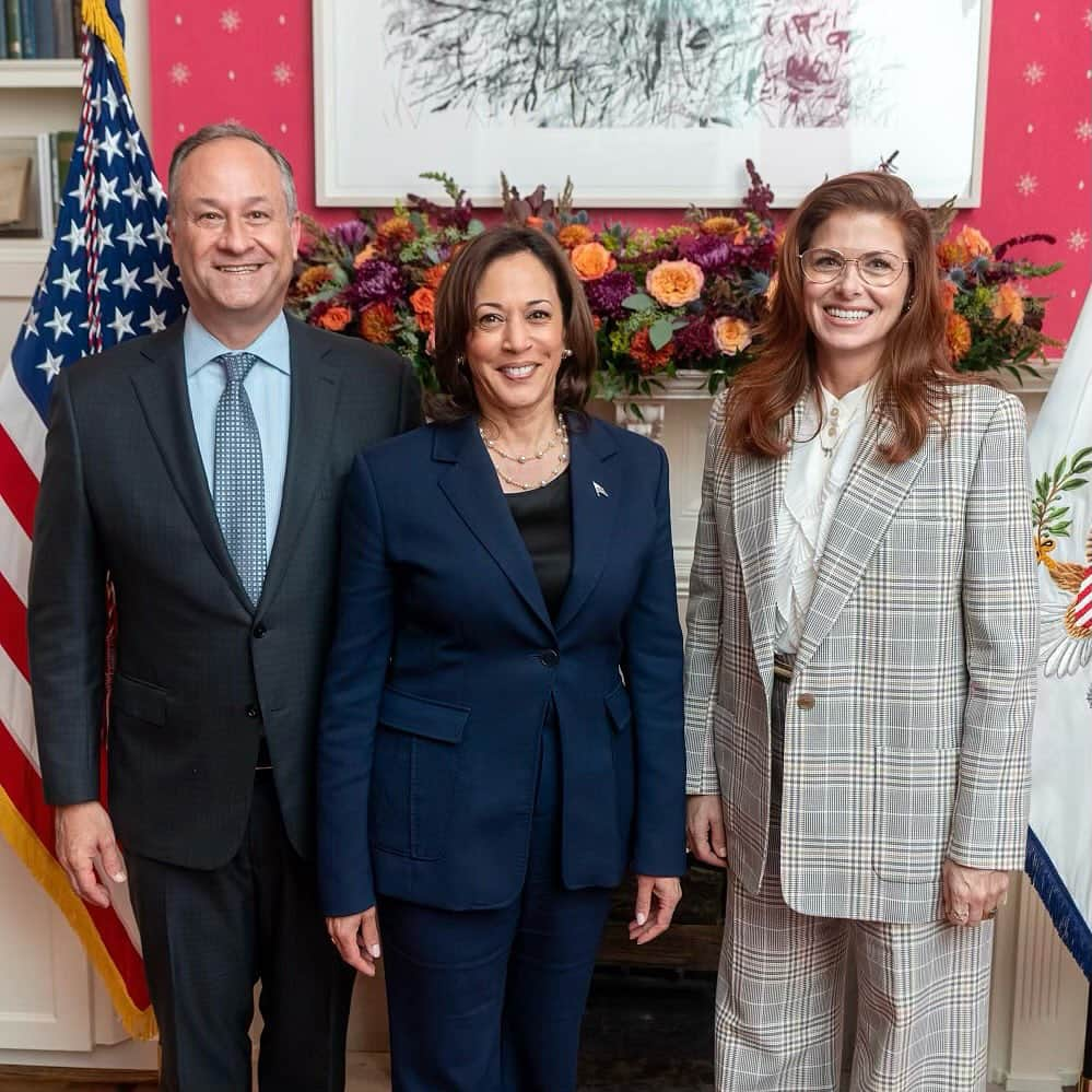 デブラ・メッシングのインスタグラム：「How is this real?!?! The Second couple, the Capital, my partner-in-crime @mandanadayani and me at the White House. Live classical music, a ceremony honoring Artists, the First Lady @drbiden and secretary @hillaryclinton the @VP and @secondgentleman’s residence, and finally, the idiots behind the facade!  #washingtonDC #adaytoremember」