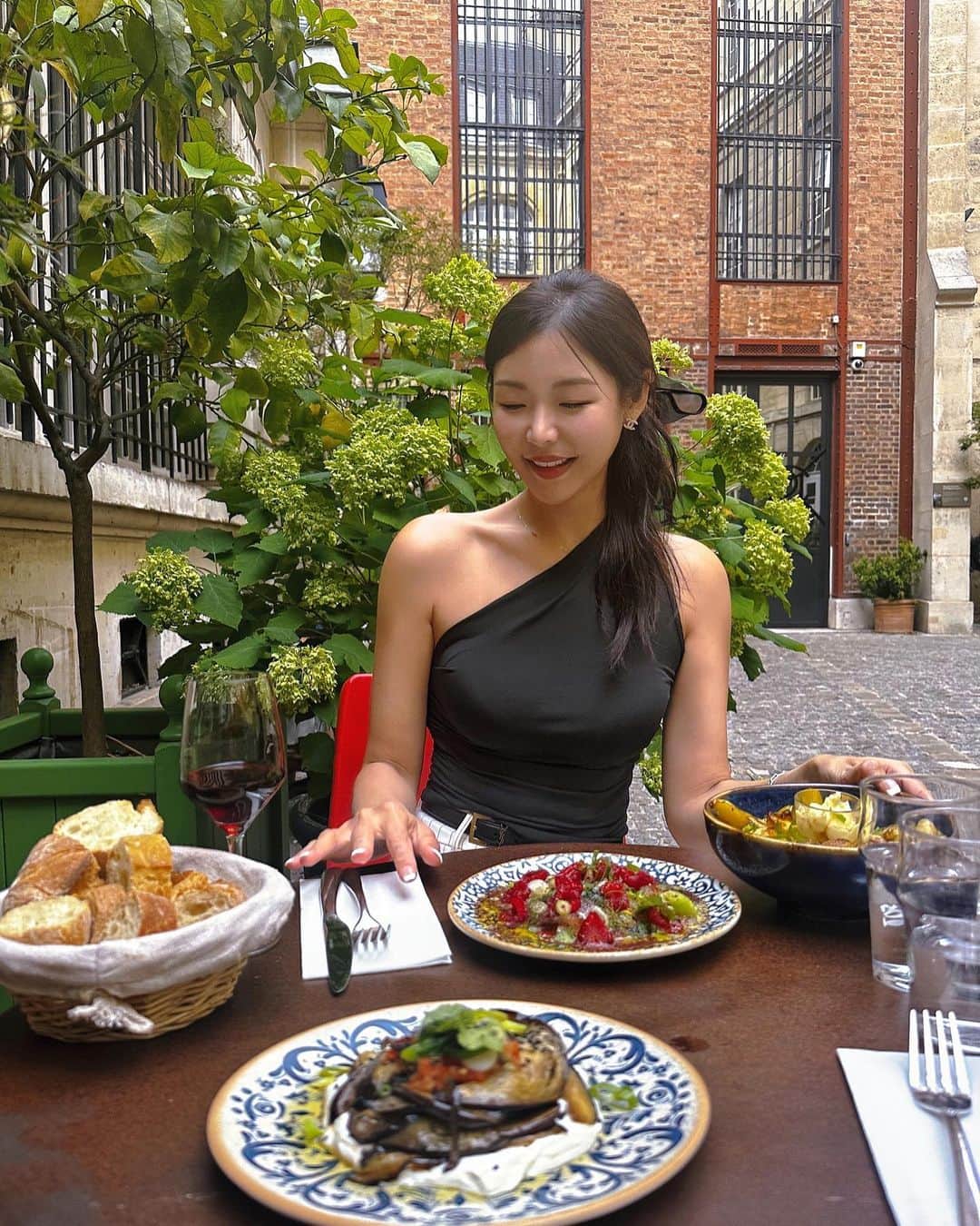 のインスタグラム：「살짝 쌀쌀해도 마냥 좋은 파리의 야외석 🥂🍽️🖤  #GreeminFrance_Paris」