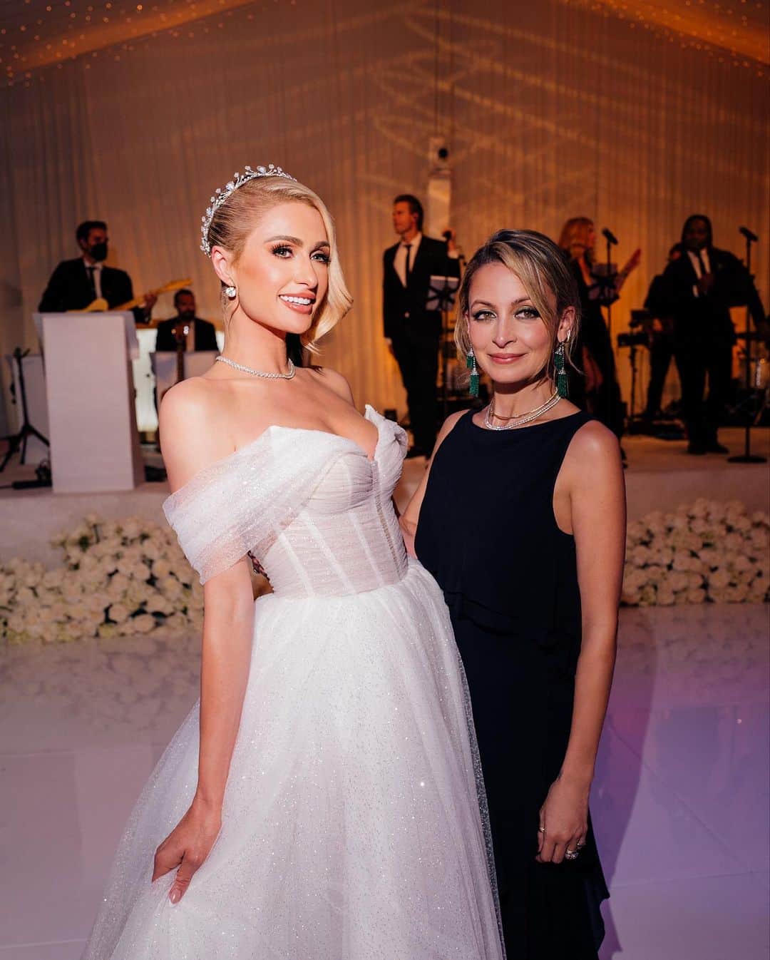 パリス・ヒルトンのインスタグラム：「Happy Birthday @NicoleRichie! 🎈🎂🎈 Words can’t describe how grateful I am for our lifetime of friendship.🥰 When I look back on my life, so many of my most memorable and special memories were with you.🥹 No one makes me laugh the way you do, you are one of the most hilarious people on the planet.🤣 You are so much fun to be around.💗 You light up every room you walk into and have a heart of gold.💖 So lucky to have you in my life! Can't wait to make more memories together!👯‍♀️ Sana saaaaa😹 Love you forever💕 ✨ #ThatsHot #SillyAndBilly」