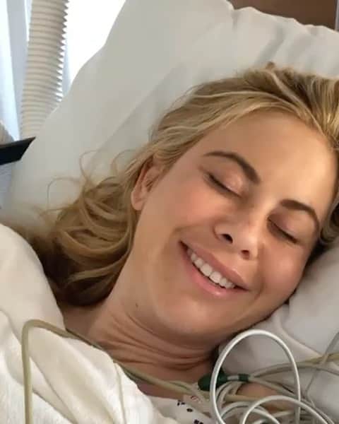 タラ・リピンスキーのインスタグラム：「EPISODE 8 is out! Please Subscribe, listen and comment wherever you listen your podcasts! And watch our video version on my YouTube! Links in bio  Here is a fun (and not so fun) compilation of videos from some of my procedures.   1- coming out of anesthesia. 🪁Todd loved getting these groggy videos so he could tease me later about what I said. 🪁  2- one of our transfers where we played our wedding song for good luck.  3- some of my favorite clinic staff  coming back to surprise me with good luck goodies. (They weren’t supposed to come back 🤫but moments like this I will remember forever- they are the best) @deanascott11 @erika_melissa @megancarney   4-me making sure I was going to get a good “nap” in. The best part of these ivf procedures. IYKYK  5-the night before retrievals were times of peak hopefulness.   6- my day of retrieval pep talks!  7- estrogen patches after effects. IYKYK  8- my high as a kite updates to Todd after retrievals   9- after my first endometriosis surgery.   10- uterine biopsy. I had 2. That “feeling” is unique 🥴IYKYK   @unexpectingpod #infertility #infertilitysupport #ivf #infertilitysucks #miscarriage #eggretrieval #pregnancyloss」