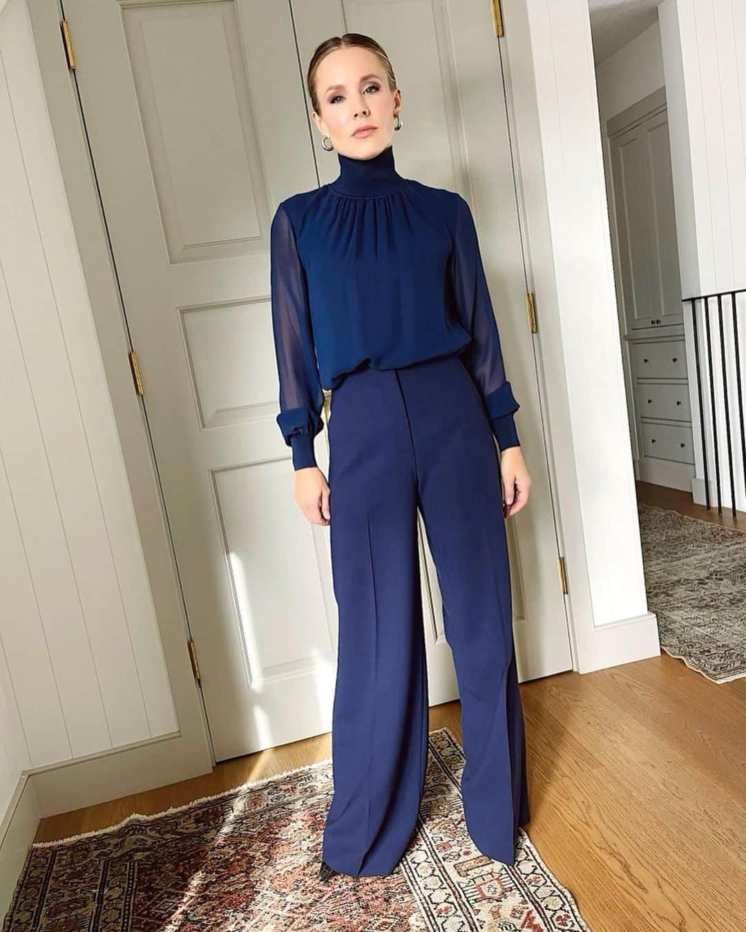 クリスティン・ベルのインスタグラム：「💙🦕🥏🚙🐳  @lafayette148ny  @nicolechavezstyle  @simonesiegl  @jennychohair  @taniawhittier」