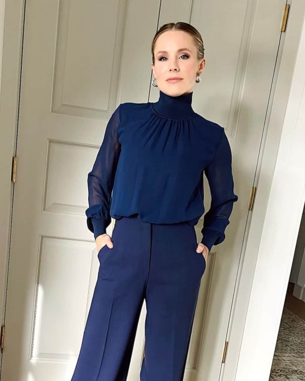 クリスティン・ベルさんのインスタグラム写真 - (クリスティン・ベルInstagram)「💙🦕🥏🚙🐳  @lafayette148ny  @nicolechavezstyle  @simonesiegl  @jennychohair  @taniawhittier」9月22日 3時41分 - kristenanniebell
