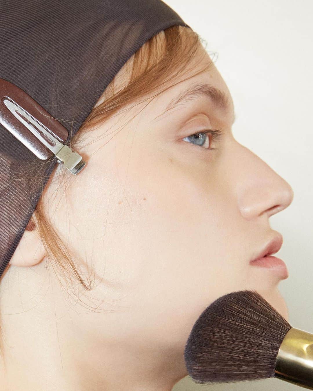 のインスタグラム：「Prada brings beauty and fashion to an unexpected yet undeniable convergence.  Discover the Prada beauty looks in the #PradaSS24 Womenswear show backstage.  #Prada #PradaBeauty」