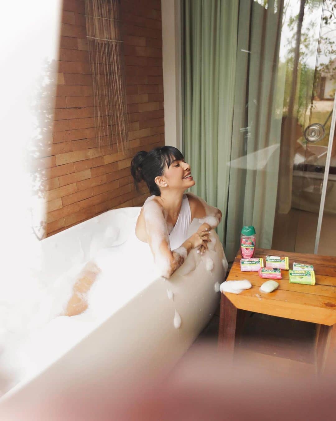 Gabriela Salesのインスタグラム：「Nutrir a pele é também nutrir a vida e nosso bem-estar. Pensando nesses momentos, @palmolivebrasil traz a linha Palmolive Naturals, que possui mais de 10 fragrâncias! Além de possuir fórmulas infusas, os sabonetes da linha contêm ingredientes de origem 100% natural, funcionando como alimento para nossa pele. Eu amo!!! publi #NutreSuaPeleNutreSuaVida 💚💚💚」