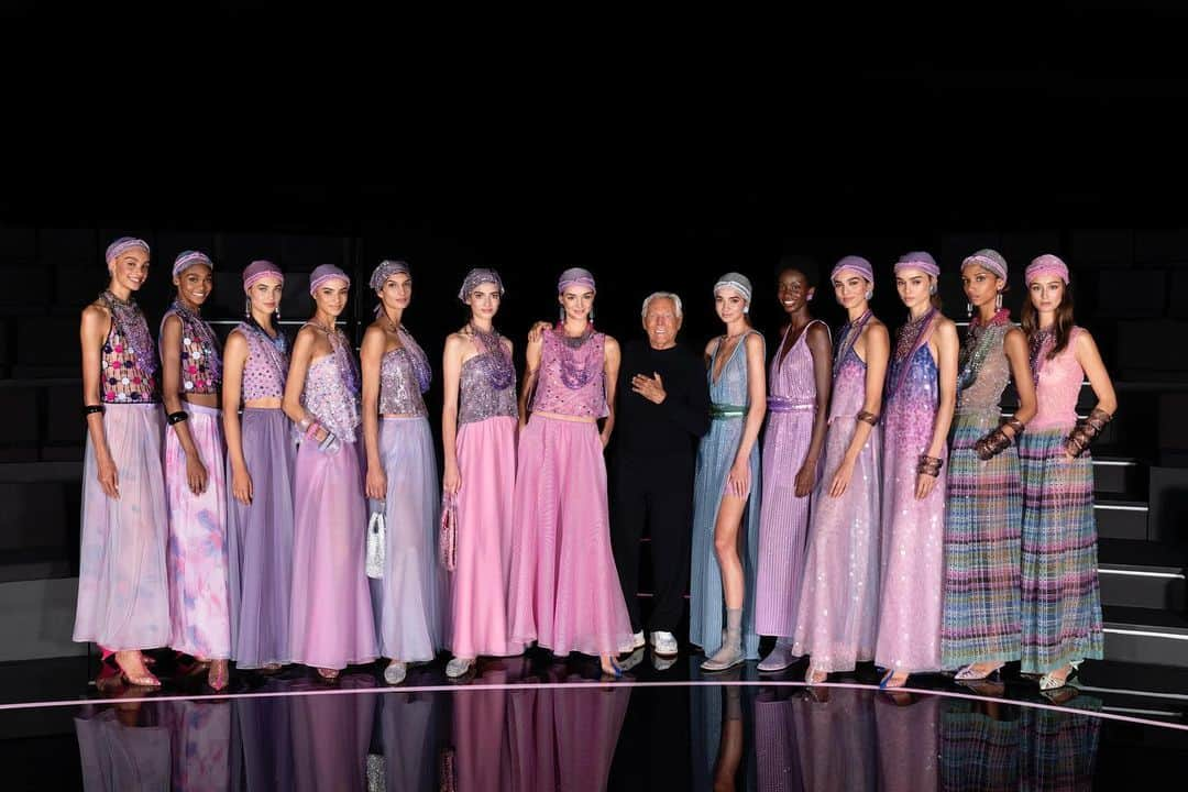 Armani Officialさんのインスタグラム写真 - (Armani OfficialInstagram)「Mr Armani with models at the Emporio Armani Spring Summer 2024 Women’s Fashion show at Armani/Teatro in Milan. #mfw  Credits: @sgpitalia @stefanoguindani」9月22日 3時59分 - emporioarmani