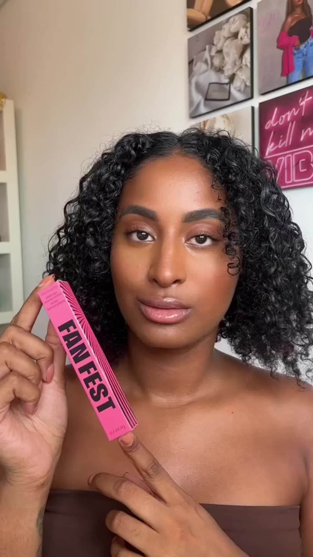 Benefit Cosmetics UKのインスタグラム：「@lakeyshachantrelle shows us the power of Fan Fest on her lashes and we're fanned away with the result!⁠ ⁠ Fan Fest's full-flex fiber wand will have your lashes volumised, amplified, and fanned out for 24-hours.」