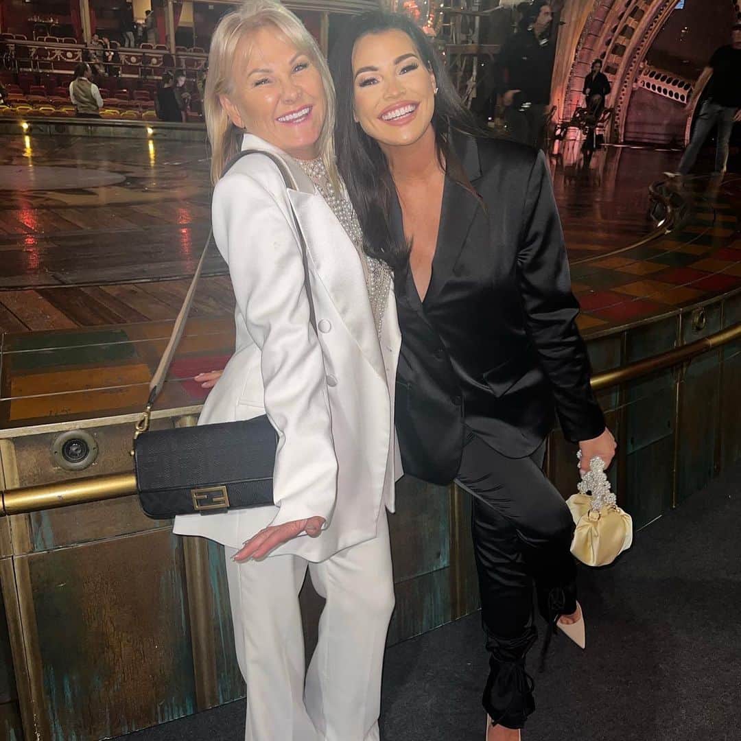 のインスタグラム：「Happy birthday to the woman who completes my world in so many ways. I’m so lucky to have a mumma like you. Thank you for just being you mum. So many people love you so much & for so many reasons. Happy birthday to my best friend & mum @carolwright1 Love you beyond ♥️✨」
