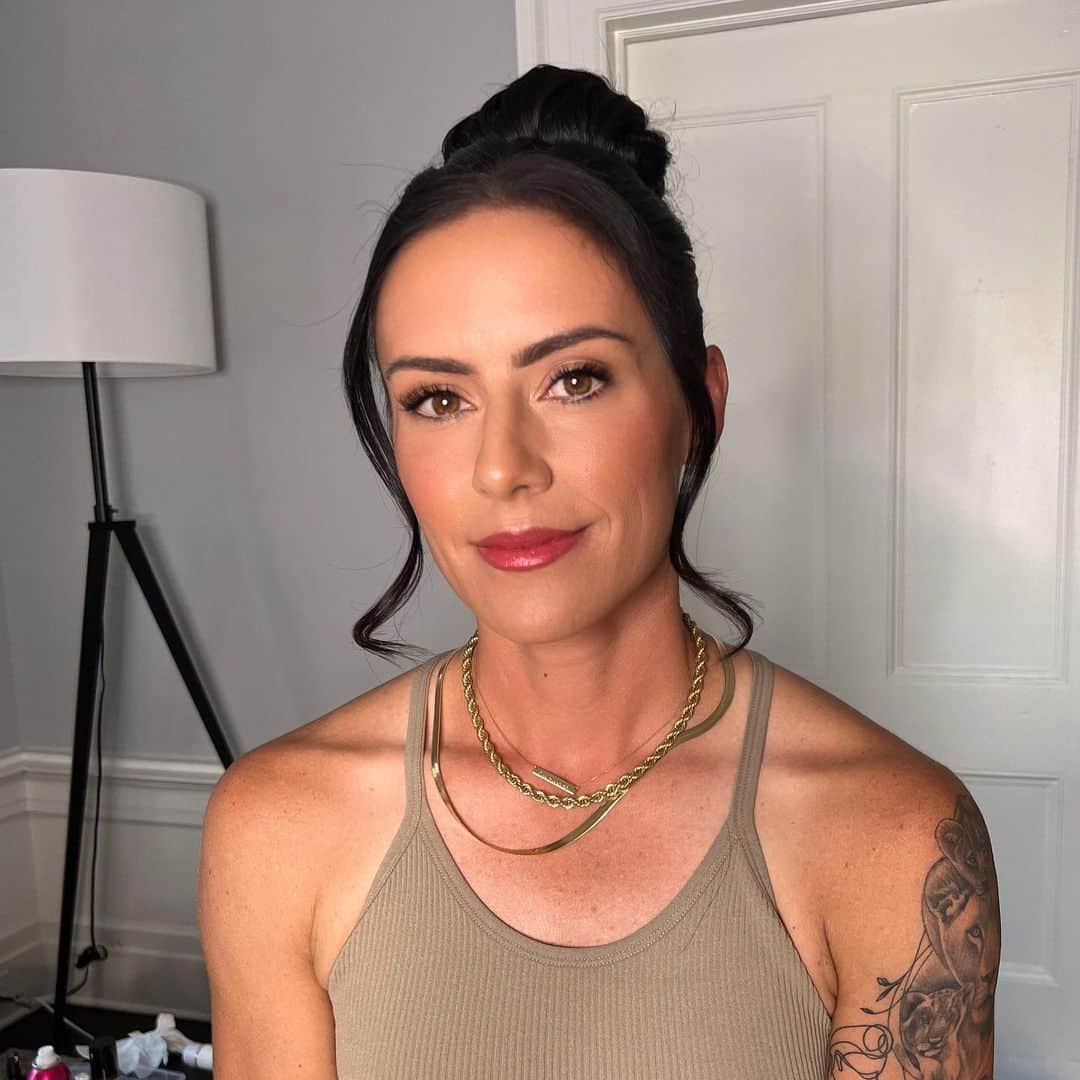 アリ・クリーガーのインスタグラム：「GLAM @alikrieger for @people x @elfcosmetics   GLAM: @alexgill  HAIR: @bridal_beauty01   For Bookings 👉🏼 hello@alexandriagilleo.com  #alikrieger #gothamfc #uswnt #uswntsoccer #glam #elfcosmetics #peoplemagazine #eventseason #nycmakeupartist #nyc #skin #hair #nychairstylist #womenssoccer #makeup」