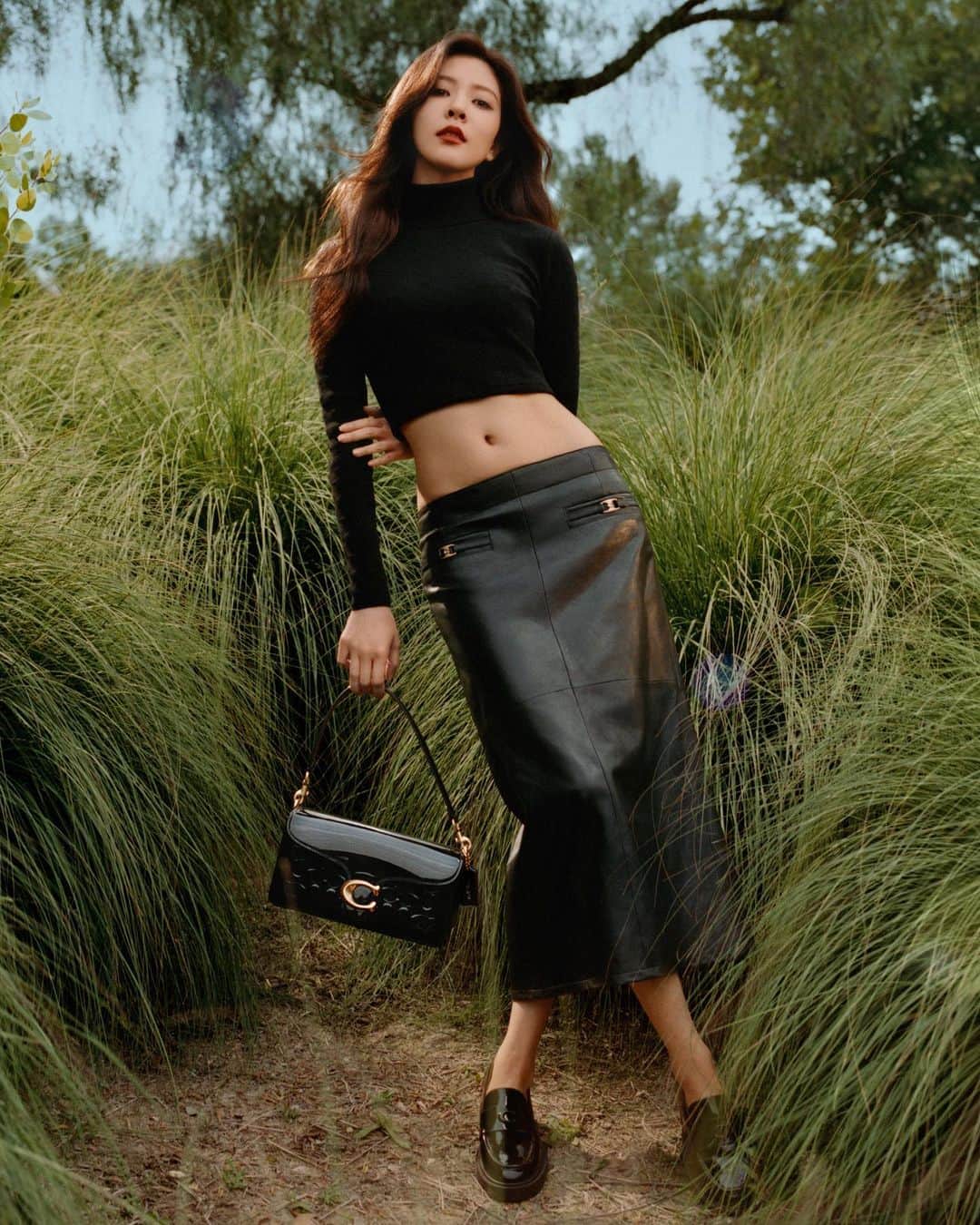 コーチのインスタグラム：「If plants look extra-lush today, it’s because #SongYanfei’s been shining so bright. 🌻  #WearYourShine. Our Fall 2023 story is a call to resist your inner critic and show your most confident self.  Photographer: @joshuawoods Stylist: @gabriellak_j Production design: Christian Stone Hair: @aprilschuller Makeup: @mahamimo1 Nails: @ronnajones  #CourageToBeReal #CoachNY」