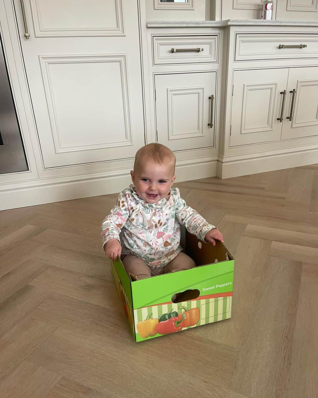 ビリー・フェアーズのインスタグラム：「Never underestimate a cardboard box 📦😂😅 … our little Margot has been a little poorly this week with a cough and cold 😢 we can always guarantee these two little busy bees to cheer her up 😂🥰❤️」