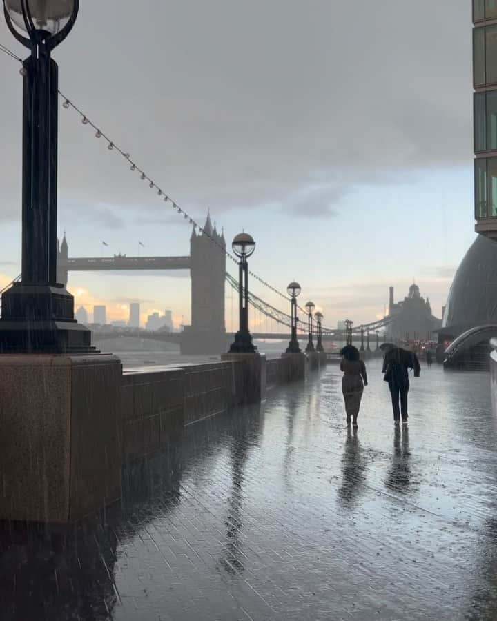 MiChiのインスタグラム：「London in the Rain 🕊️  #london#rain#uk」