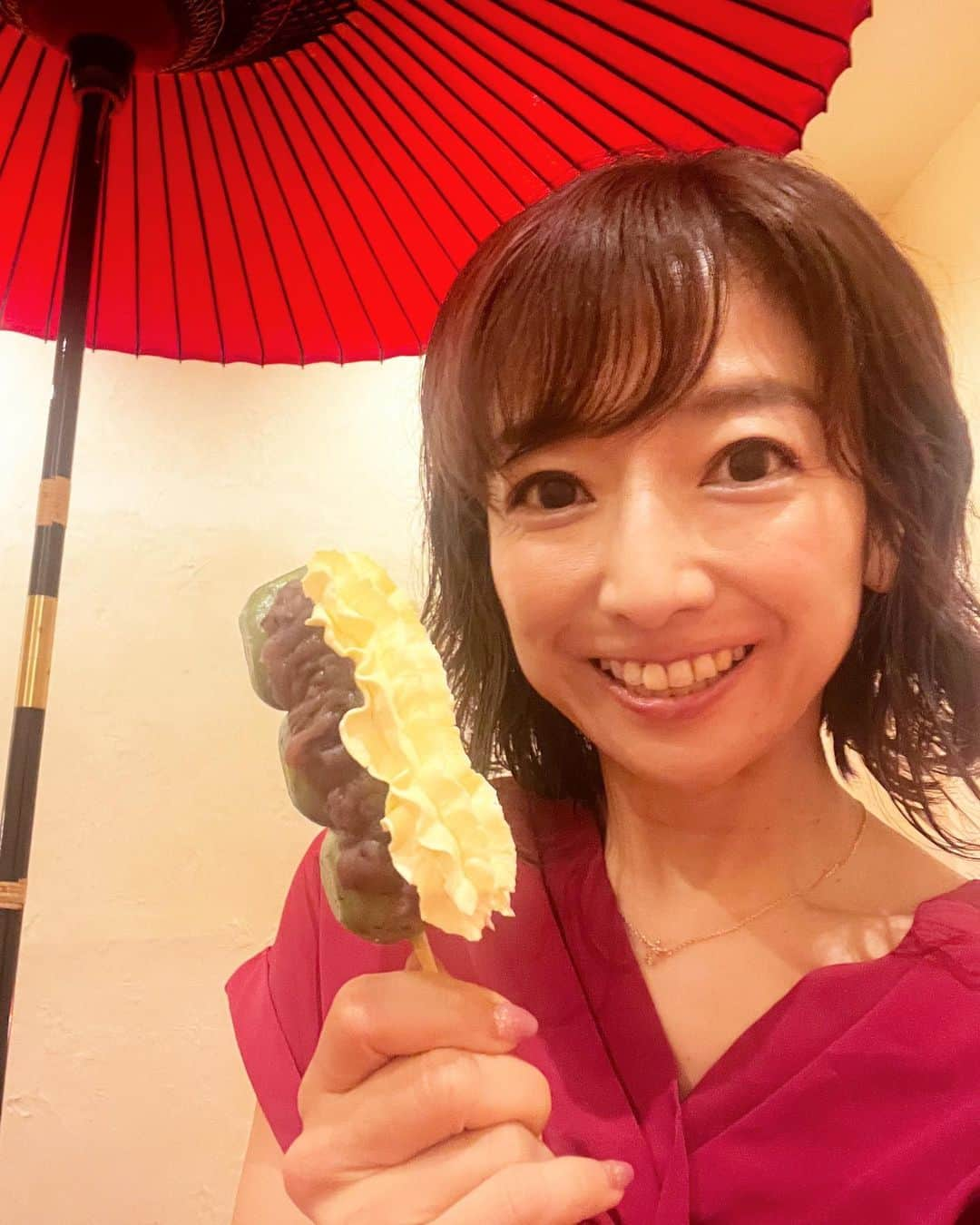 佐藤彩さんのインスタグラム写真 - (佐藤彩Instagram)「おだんごこまち🍡  札幌の南区真駒内本町で 7月にオープンしたお団子屋さん☺️🍡  大玉の串団子や、ちょっと贅沢な箱入りのお団子など たくさんの種類のお団子に出会えます☺️ (載せてる写真よりももっとありました！) . . 粒あんにカスタードクリームをトッピングするのがオススメとのことでいただくと…  生クリームでもなく カスタードも粒あんと、合う😳！ 新たな発見でした🙌 . . さらに！ こちらのお店では偶然の出会いも✨  元々インスタで見かけて美味しそうだな〜 と気になっていたお店で 先日南区に行ったときに立ち寄ってみたところ…  なんと😳！ 以前担当していた「もくようアプリ」で リポーターをしていた まちこちゃんのお店でした😂 . . こんな奇遇、なかなかない🤣！  実は画面越しでしか会ってなかったのでリアルは初対面！ そんな偶然の出会いに感謝🥹✨✨  長く仕事してると こういうこともあるのね😂 . . ●おだんごごまち (@odango.komachi ) 札幌市南区真駒内本町3丁目5-16 中の島通り沿い  #おだんごこまち #おだんご #お団子 #札幌スイーツ #札幌和菓子 #南区スイーツ #hbcradio #朝刊さくらい #彩の街角ネクストフォーカス でご紹介」9月22日 15時30分 - hbc_ayasato