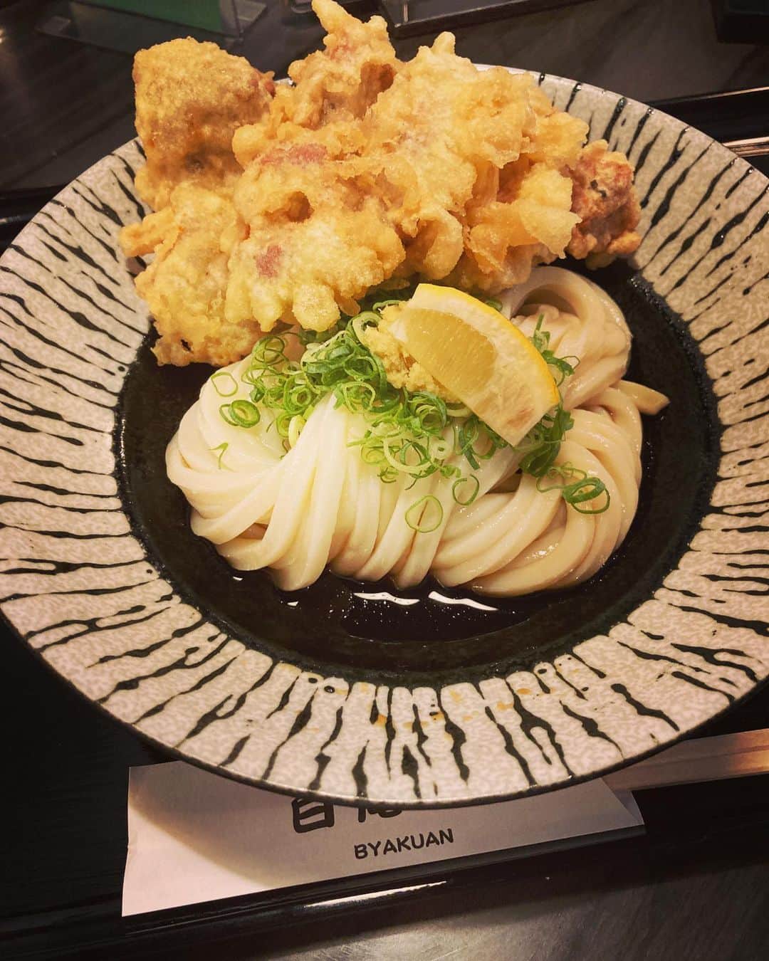 林幸治のインスタグラム：「神崎川  讃岐うどん　白庵  鶏天ぶっかけ  お腹いっぱい。  #白庵  #大阪グルメ」