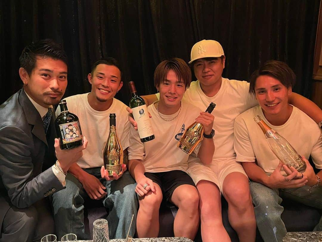 田丸辰さんのインスタグラム写真 - (田丸辰Instagram)「. 前回の試合でスポンサーして頂いた 慎吾さんに祝勝会をして頂きました🍾㊗️  最高に楽しい祝勝会で、かなり突き抜けました!!笑  優勝して派手な生き方出来るように頑張ろう🔥  #教育動画コンテンツ運営  #コミュニュケーションPD」9月22日 14時03分 - toki.tamaru