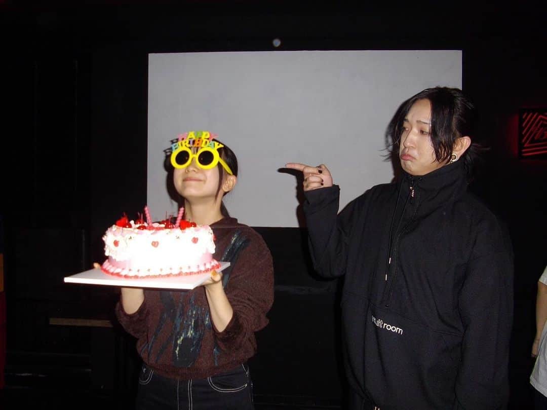 のインスタグラム：「チームのみんなからちょっと早めのお誕生日お祝いしてもらいました🎂in韓国 幸。愛。」