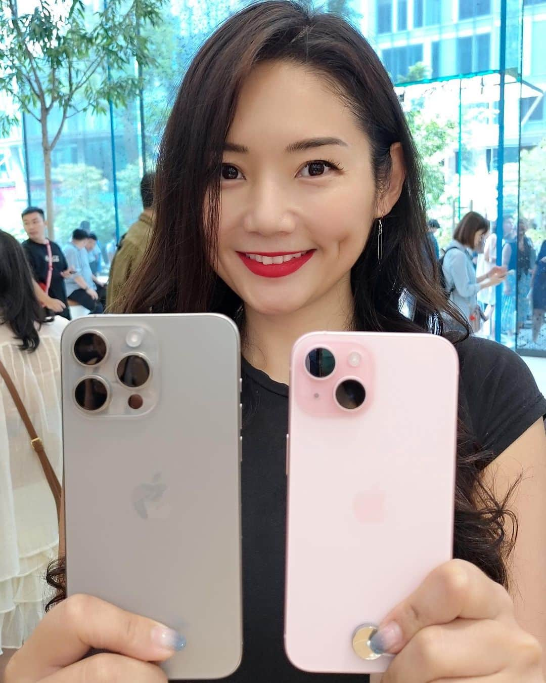 Ayanoのインスタグラム：「Cerebrating iPhone 15 Day in Singapore 🍾🎊📱🥳🎉 #iPhone15 #iPhone15ProMax #AyanoIn🇸🇬」