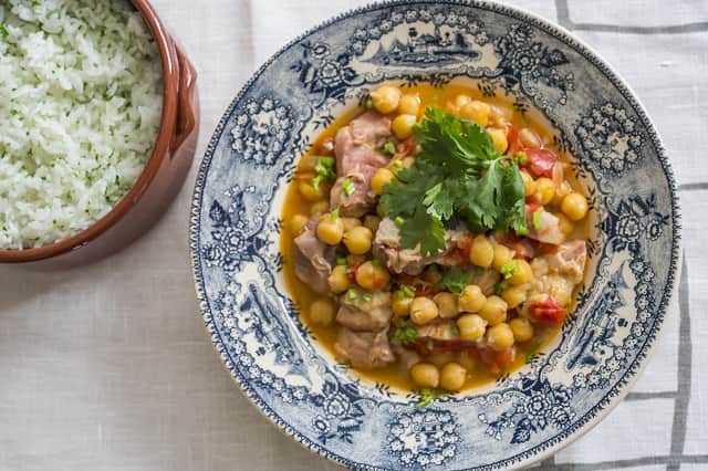 暮らし上手のインスタグラム：「今日の晩ごはんに『鶏肉と豆の煮込み』はいかがですか？  栗山真由美さんの『鶏肉と豆の煮込み』は、肉の旨味たっぷりの「フェイジョアータ」。ブラジルやポルトガルで「フェイジョアータ」の名で愛される料理。ブラジルに伝わるものに比べ、ポルトガルでは香菜を散らし、カラフルな見た目に。パセリバターライスを添えるのが定番です。  ------------------------------ 調理時間：30分  材料 （ 2人分 ） 鶏モモ肉 …1/2枚（約150g） ブロックベーコン …30g ひよこ豆（水煮） …100g トマト …大1個 玉ねぎ …1/8個 香菜 …1株 ニンニク（みじん切り） …1/2片分  ------------------------------  レシピの詳細はプロフィールリンクから！  #Kurashi #暮らし上手 #晩ごはん #レシピ #簡単レシピ」