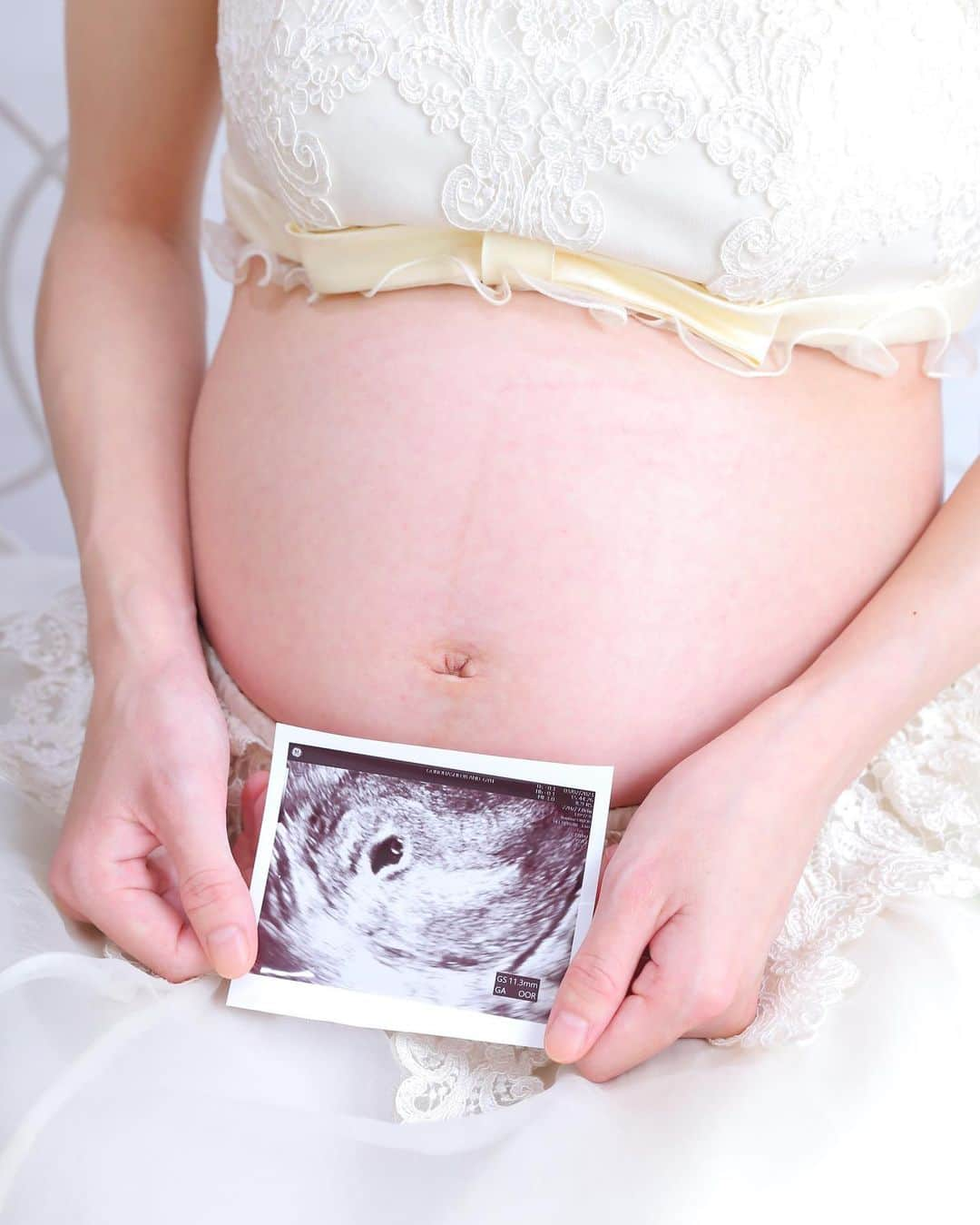 スタジオキャラット 丸井錦糸町店のインスタグラム：「maternity photo･:*+.  photographer_ichikawa  #maternity #maternityshoot #マタニティフォト #babyphotos #baby #ベビーフォト #お宮参り #お宮参り撮影 #赤ちゃん撮影 #おめでとう #ヘアアレンジ #スタジオキャラット #studiocaratt #スタジオキャラット丸井錦糸町店 #ママリ #成長記録 #スタジオ #フォトスタジオ」