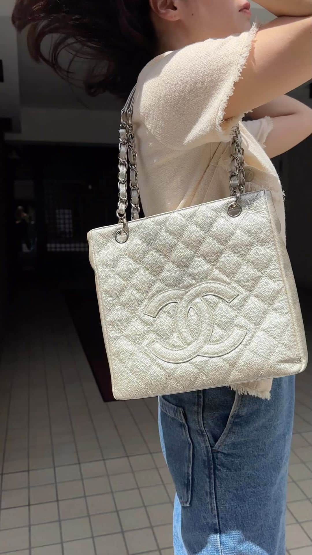 のインスタグラム：「Petite Shopping Tote SHW 📎  Product code : 99501  #chanelvintage #chanelpst #chanelbag #chanellover」