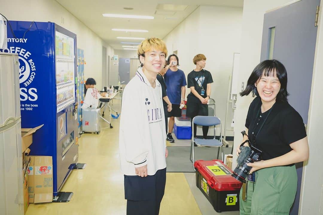 のインスタグラム：「ホールツアー　新潟  色々あって5キロ痩せたって言ったけど全然失恋じゃないよ笑 仕事とかストレスや！笑 新潟は友達たくさんいるから好き。 相席屋に行った思い出ある。  photo by白石達也 @t_s_p_1988」