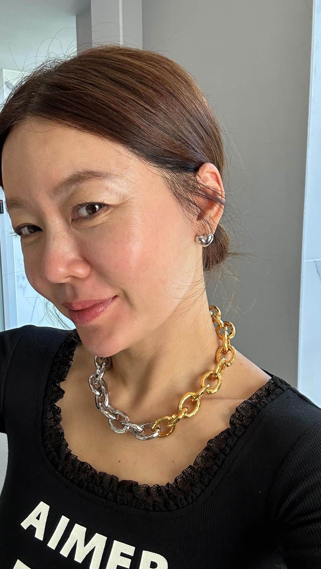 アン・ソニョンのインスタグラム：「<쪽머리 이쁘게 묶는법>  요청대로 올려드립니당당당  제 문신처럼 목에 걸린 투컬러체인 목걸이 할인 구매는  프로필 하단에 링크 눌러보세요😉🫶🏻 (www.lovebazaar.co.kr )   24k full 도금이 16만원대...??🥹  실화입미다⭐️✨✨ 바배로 보내드려요😉🩷)  @j.gracelet_official」