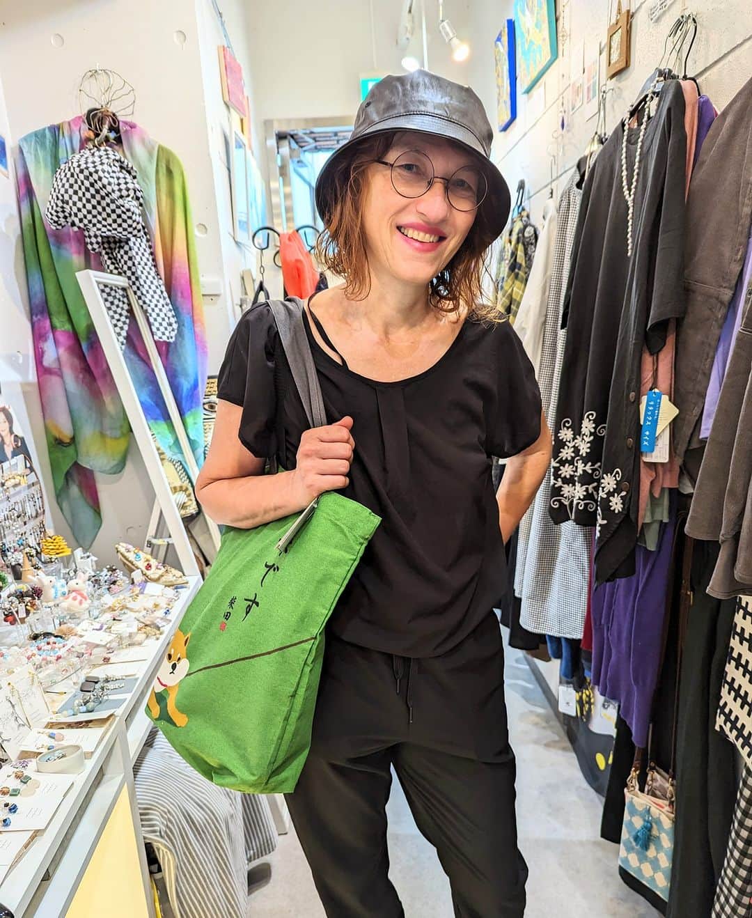 平井富子のインスタグラム：「German beauty appears！  ベルリンからSusanさんがご来店。  日本は初めて。秋は色々楽しめますね〜  嫌です柴犬トートバッグ、リバティーの花柄が可愛い帽子を気に入って頂きました。柴犬はお友達が飼っているとか。仕草が愛らしい〜  また、遊びに来て下さい。」