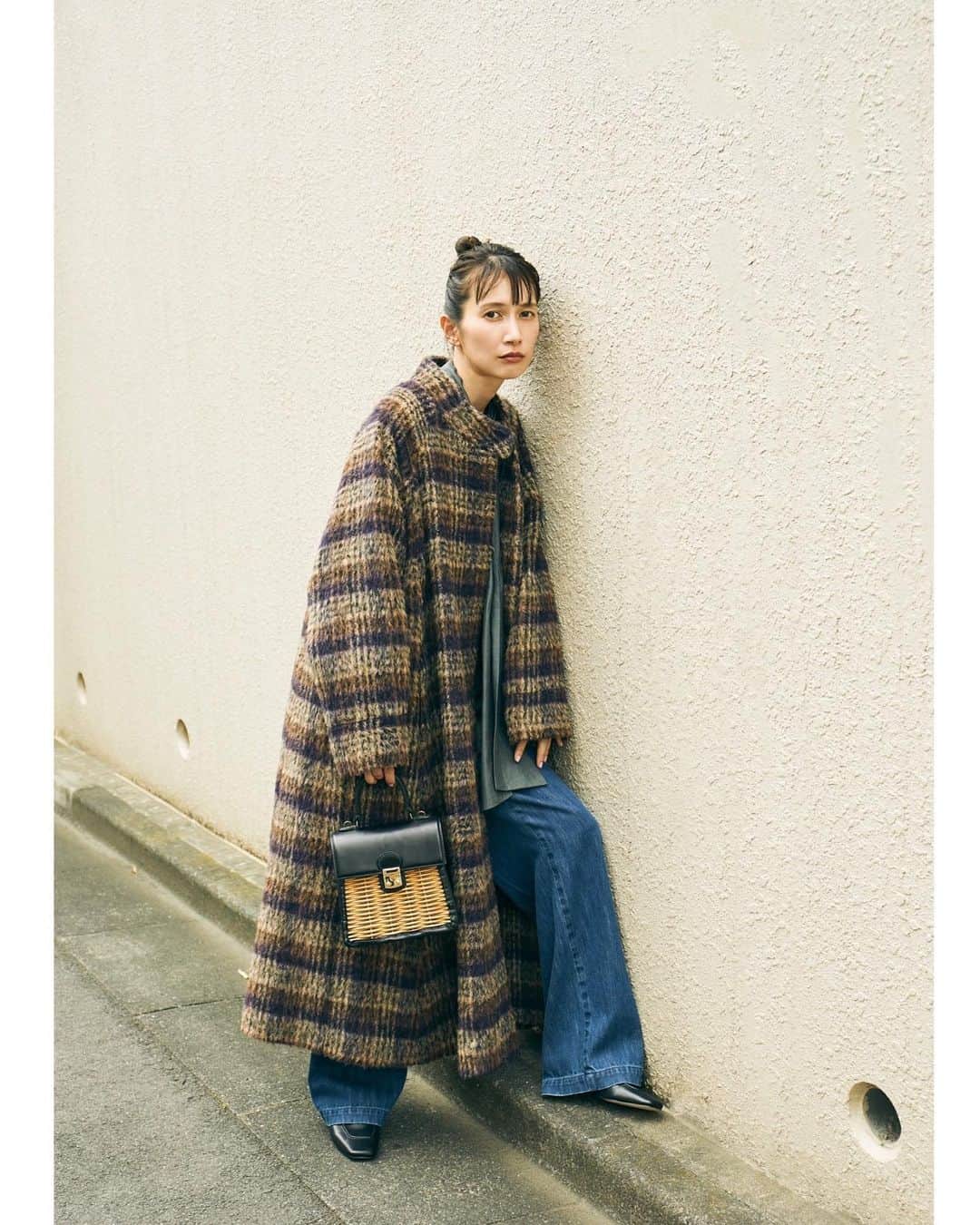のインスタグラム：「大好きなアデューの秋冬服の気になる新作を纏った特設ページが本日公開しました💛💜 私はこのチェックのコートがお気に入り🫶 サイトでご覧頂けると嬉しいです🙇🏻‍♀️❤️  #Repost @adieu_tristesse_official with @use.repost ・・・ ー  アデュー トリステスを着る モデル・kazumi  モデル・kazumiさん @kazumi0728 が着るアデュー トリステスの秋冬コレクション。  2023年の秋冬のテーマは「Modern Tradition」 トラッドアイテムに花柄やツイード、ニュアンスカラーなど、モダンでレディライクなアイテムを提案しています。  カジュアルな中にも凛とした空気感のある装い。そこにkazumiさんのエッセンスを添えて、この秋おすすめの4つの着こなしをご紹介します。  MODEL：kazumi @kazumi0728  PHOTOGRAPH：AYAKA YAMAJI @ayaka__yamaji  HAIR&MAKE-UP：YOKO YOSHIKAWA @yokoyosh   @yukikoyamanouchi 🙏💛🙏💛 ✔️続きはプロフィールリンク @adieu_tristesse_official より、ONLINE STORE JOURNALからご覧いただけます  ──────────────────  #ADIEUTRISTESSE #アデュートリステス #kazumi さん #アデュートリステスを着る」
