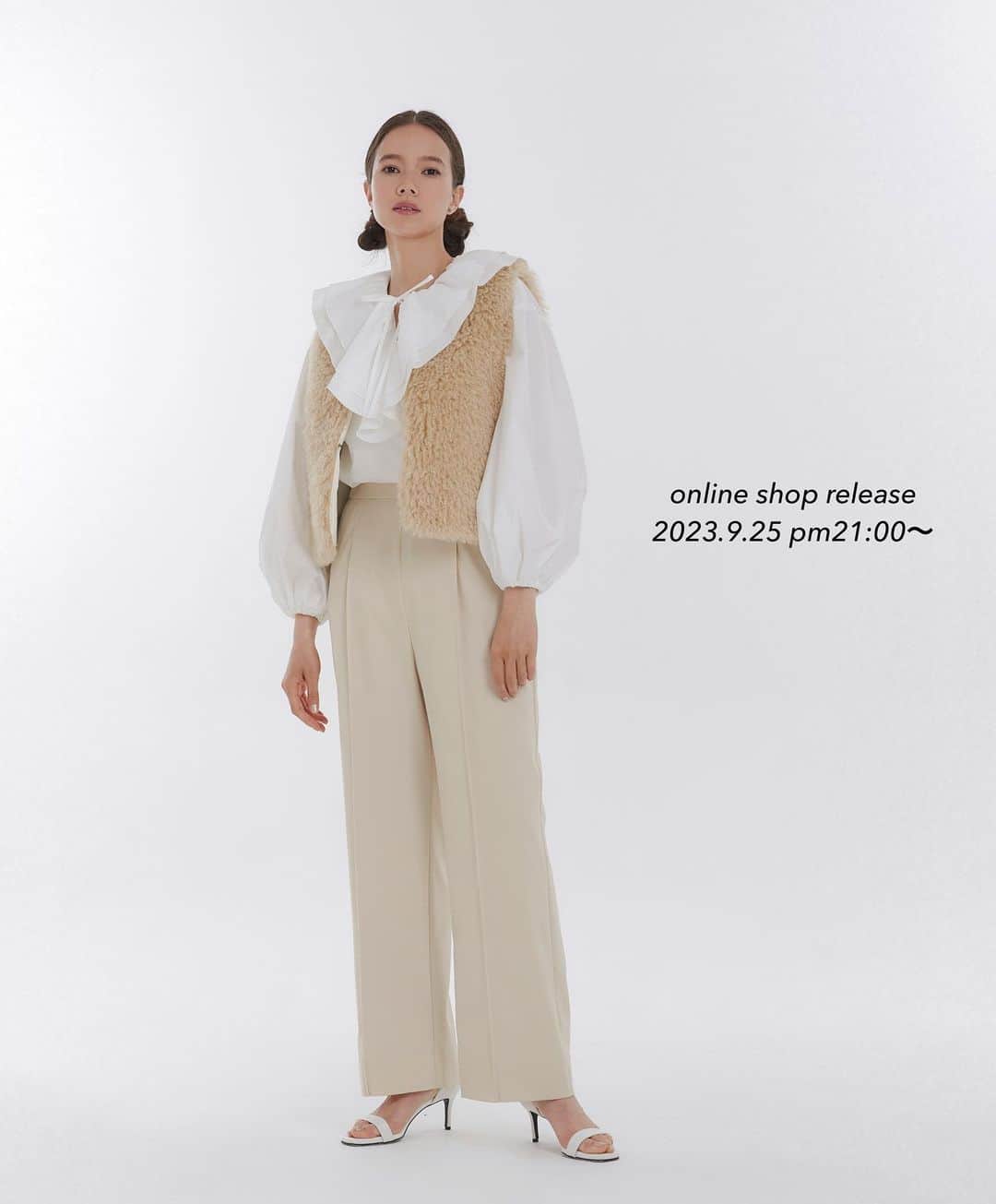 yoriのインスタグラム：「*online shop release*  2023.9.25 pm21:00〜 下記の2023AW新作が 入荷致します！  #ショートカールファーチョッキ #ダブルフリルカラーブラウス #ティアードカットソー  #yori_japan」