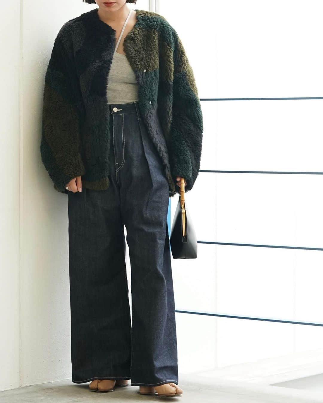 【ANN DE ARKさんのインスタグラム写真 - (【ANN DE ARKInstagram)「Mame Kurogouchi   抽象的なグラフィックが印象的なショート丈ジャケット。  Sliver Knitted Fluffy Wool Jacket  存在感のあるテキスタイルが着こなしのアクセントになる1着です！  ⁡ ⁡ ⁡ 詳しくはオフィシャルサイト【ARKnets】にて。 ■商品や通信販売に関しまして ご不明な点がございましたらお気軽にお問い合わせください。 ----------------------------------- オフィシャルサイトの在庫と店頭在庫は共有しております。 商品に関しましては、お気軽にコメントや店舗までお問い合わせください。 ⬇︎⬇︎⬇︎ @ann_de_ark  @arknets_official ⁡ #fashion #栃木 #宇都宮 #ショップ #セレクトショップ　#arknets #anndeark #mamekurogouchi #baserange #graphpaper #maisonmargiela  ----------------------------------」9月22日 14時23分 - ann_de_ark