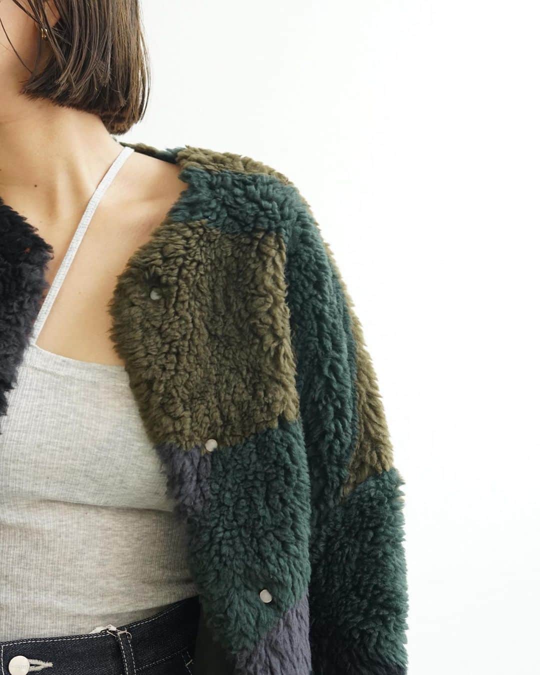 【ANN DE ARKさんのインスタグラム写真 - (【ANN DE ARKInstagram)「Mame Kurogouchi   抽象的なグラフィックが印象的なショート丈ジャケット。  Sliver Knitted Fluffy Wool Jacket  存在感のあるテキスタイルが着こなしのアクセントになる1着です！  ⁡ ⁡ ⁡ 詳しくはオフィシャルサイト【ARKnets】にて。 ■商品や通信販売に関しまして ご不明な点がございましたらお気軽にお問い合わせください。 ----------------------------------- オフィシャルサイトの在庫と店頭在庫は共有しております。 商品に関しましては、お気軽にコメントや店舗までお問い合わせください。 ⬇︎⬇︎⬇︎ @ann_de_ark  @arknets_official ⁡ #fashion #栃木 #宇都宮 #ショップ #セレクトショップ　#arknets #anndeark #mamekurogouchi #baserange #graphpaper #maisonmargiela  ----------------------------------」9月22日 14時23分 - ann_de_ark