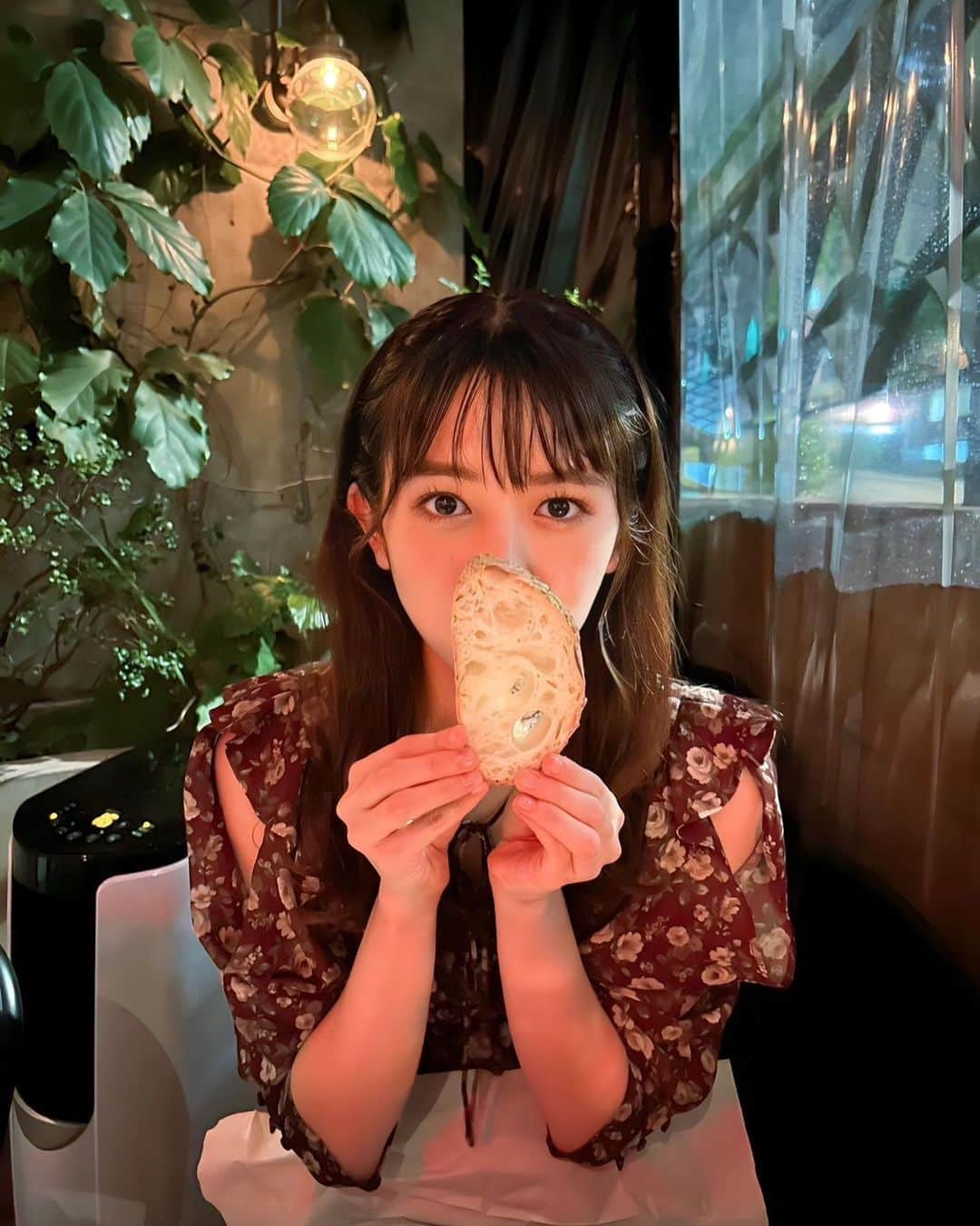 小泉遥香さんのインスタグラム写真 - (小泉遥香Instagram)「￤𝓭𝓲𝓷𝓷𝓮𝓻…🌙🥂✨  親友ちゃんと久々に会って  ｢目の保養になった｣  って言うつもりが、  ｢目の補充になった｣と言ってしまった私。  視力良くなりますね🤗 (もうかなりいいのだけれど。)  #親友 #ディナー #夜ご飯 #friend #idol #dinner#photo #第3の目」9月22日 14時23分 - haruka_koizumi_official