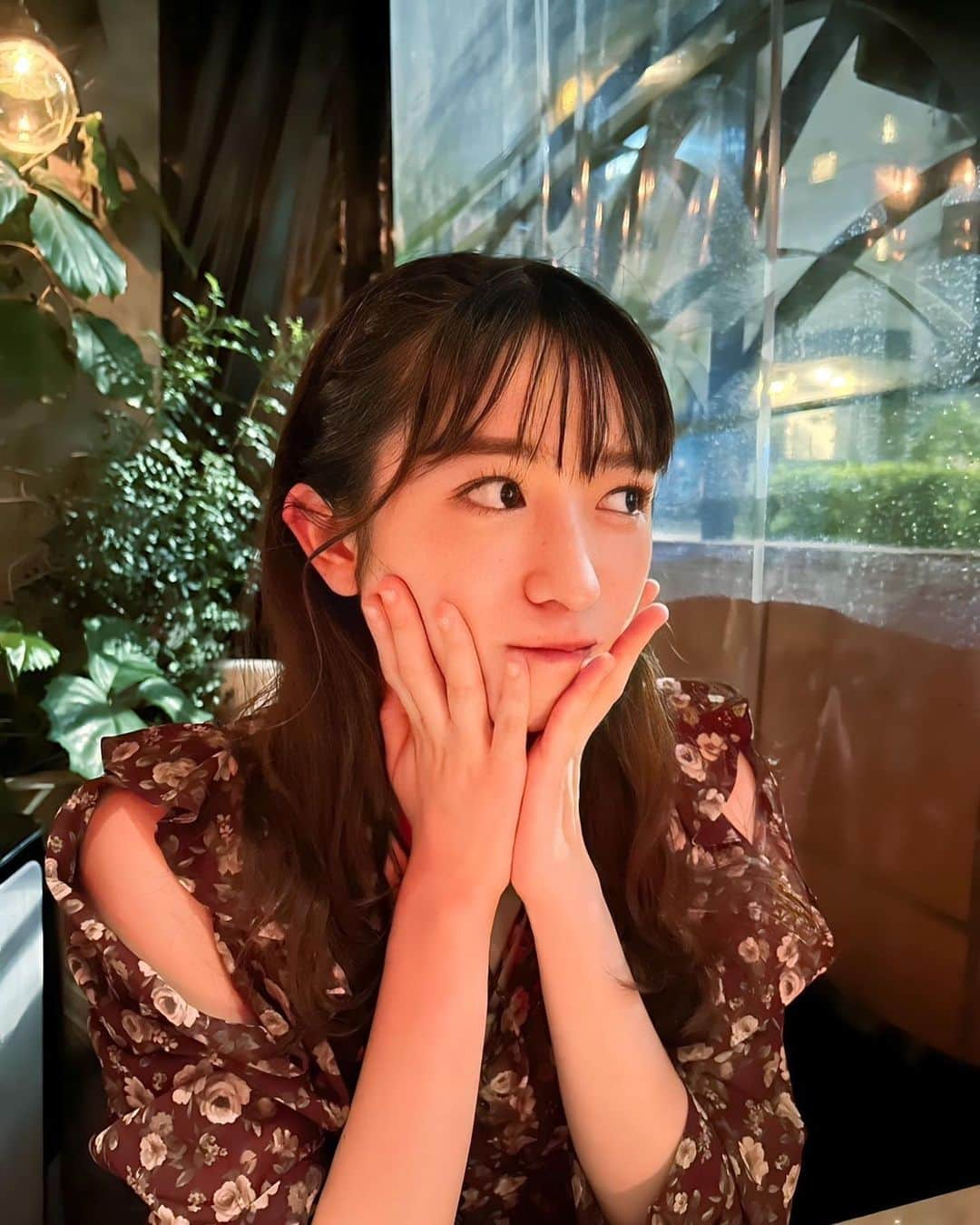 小泉遥香のインスタグラム：「￤𝓭𝓲𝓷𝓷𝓮𝓻…🌙🥂✨  親友ちゃんと久々に会って  ｢目の保養になった｣  って言うつもりが、  ｢目の補充になった｣と言ってしまった私。  視力良くなりますね🤗 (もうかなりいいのだけれど。)  #親友 #ディナー #夜ご飯 #friend #idol #dinner#photo #第3の目」