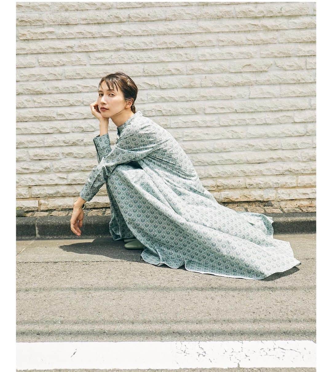 のインスタグラム：「@adieu_tristesse_official の秋冬新作を纏ったサイトが本日公開💜 こちらはアザーカット✨  今すぐ欲しくなる！秋の新作アイテムを サイトでチェックしてみてね🫶 #Repost @adieu_tristesse_official with @use.repost ・・・ ー  アデュー トリステスを着る モデル・kazumi  モデル・kazumiさん @kazumi0728 が着るアデュー トリステスの秋冬コレクション。  2023年の秋冬のテーマは「Modern Tradition」 トラッドアイテムに花柄やツイード、ニュアンスカラーなど、モダンでレディライクなアイテムを提案しています。  カジュアルな中にも凛とした空気感のある装い。そこにkazumiさんのエッセンスを添えて、この秋おすすめの4つの着こなしをご紹介します。  MODEL：kazumi @kazumi0728  PHOTOGRAPH：AYAKA YAMAJI @ayaka__yamaji  HAIR&MAKE-UP：YOKO YOSHIKAWA @yokoyosh   @yukikoyamanouchi 🙏💛🙏💛 ✔️続きはプロフィールリンク @adieu_tristesse_official より、ONLINE STORE JOURNALからご覧いただけます  ──────────────────  #ADIEUTRISTESSE #アデュートリステス #kazumi さん #アデュートリステスを着る」