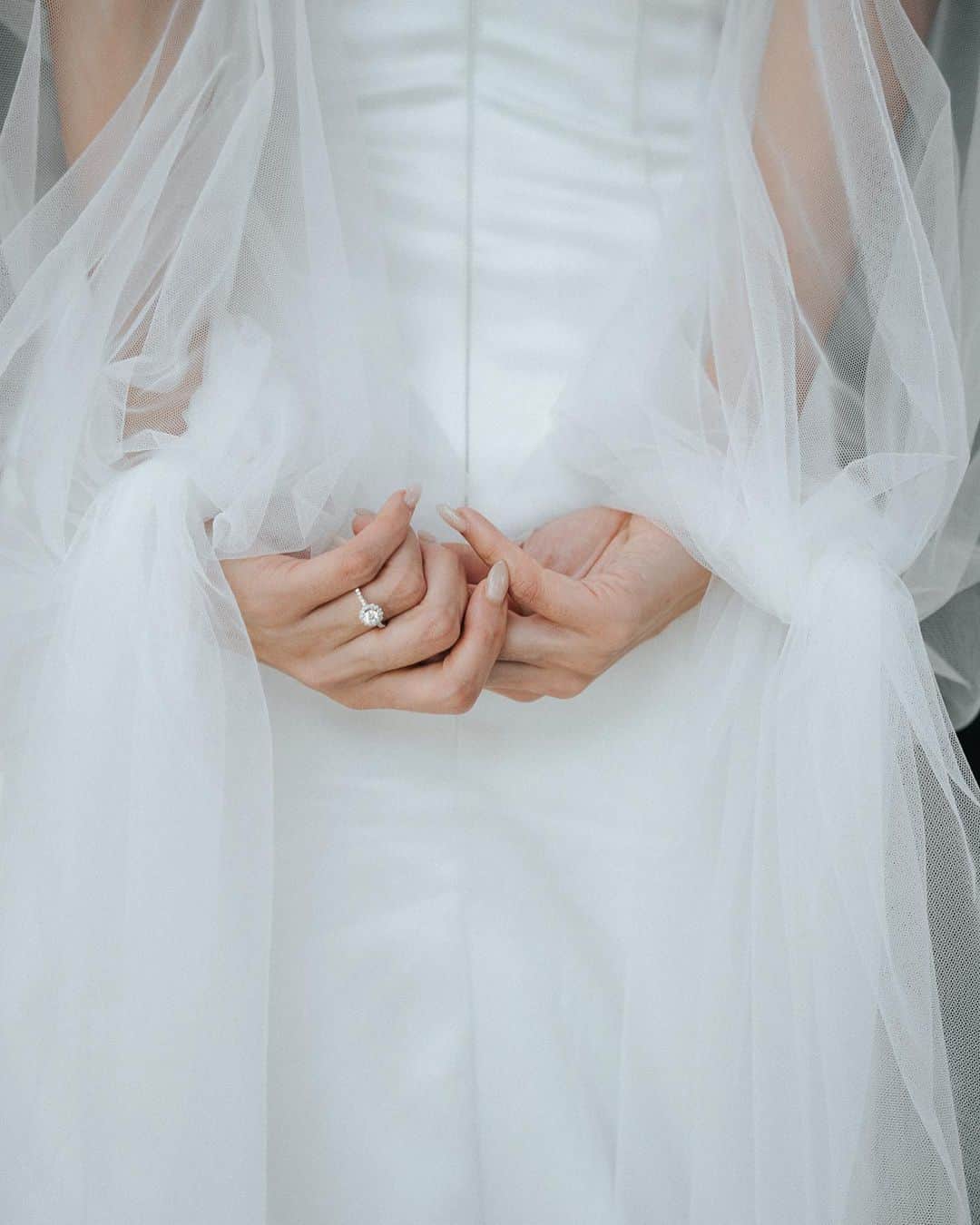 イプシー・キーラティのインスタグラム：「🤍🕊️   • • • 📷 : @ifyousmile.photo  MUA : @tina_derkse  Hairstylist : @komkiss_hairstylist  Wedding dress : @vanusfirst_official」