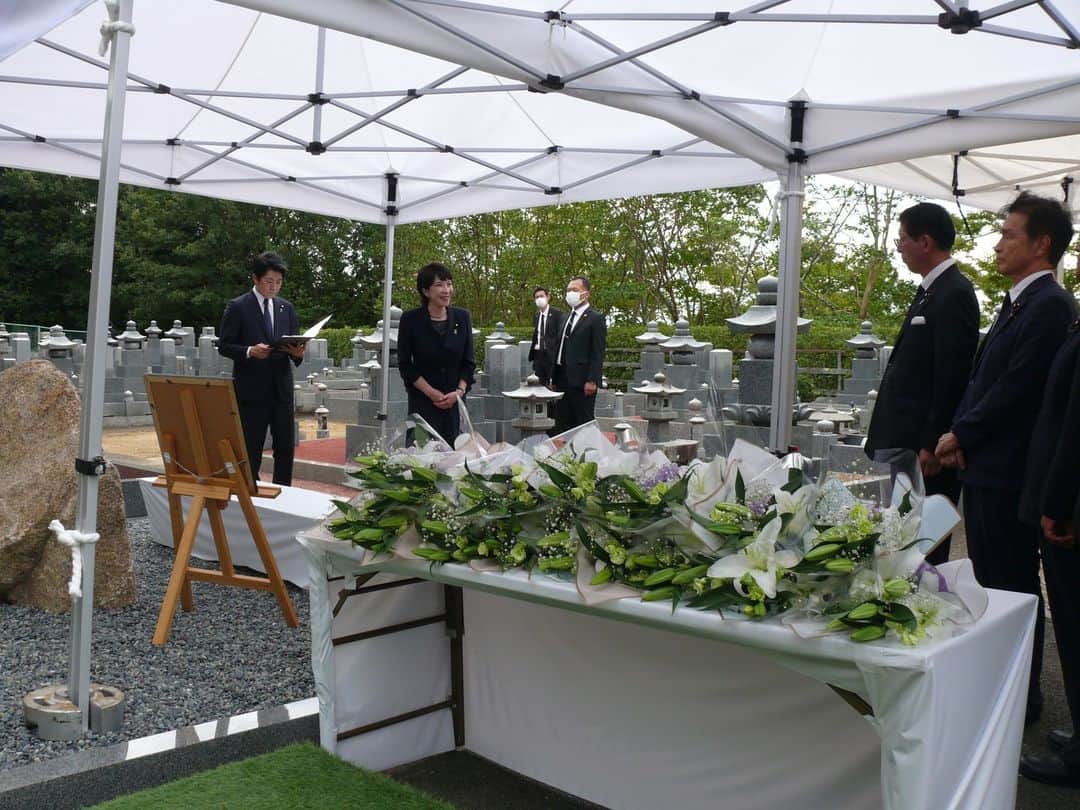 高市早苗のインスタグラム：「9月21日 安倍晋三元内閣総理大臣のお誕生日に、同僚議員達と留魂碑参拝」