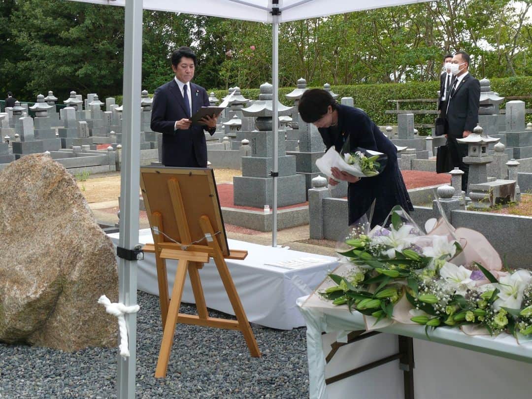 高市早苗のインスタグラム：「9月21日 安倍晋三元内閣総理大臣のお誕生日に、同僚議員達と留魂碑参拝」
