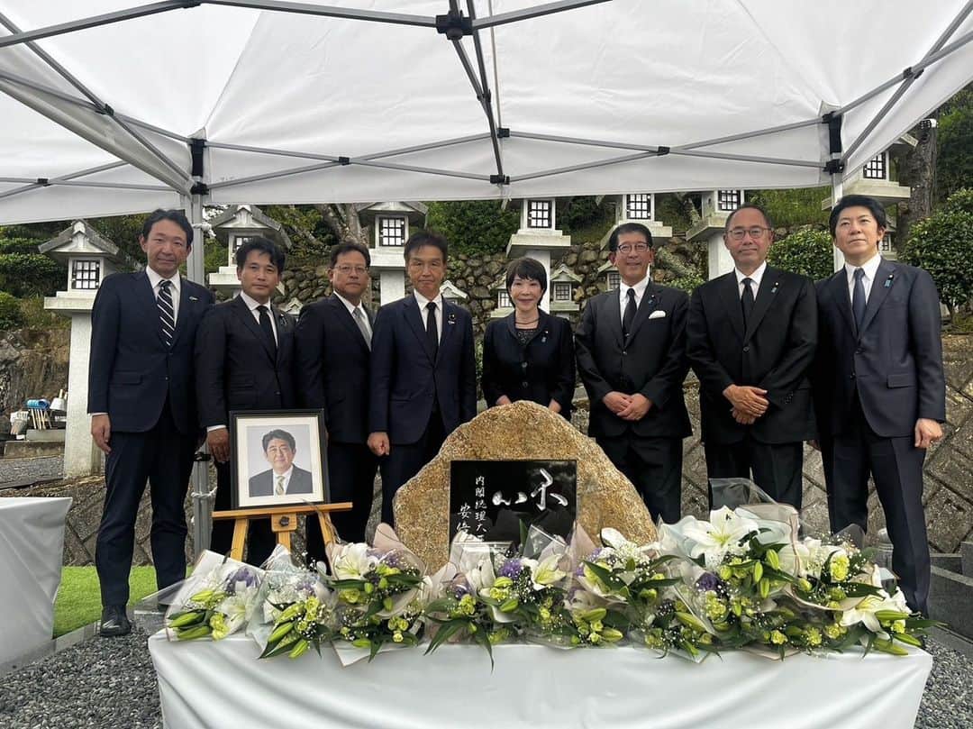 高市早苗のインスタグラム：「9月21日 安倍晋三元内閣総理大臣のお誕生日に、同僚議員達と留魂碑参拝」