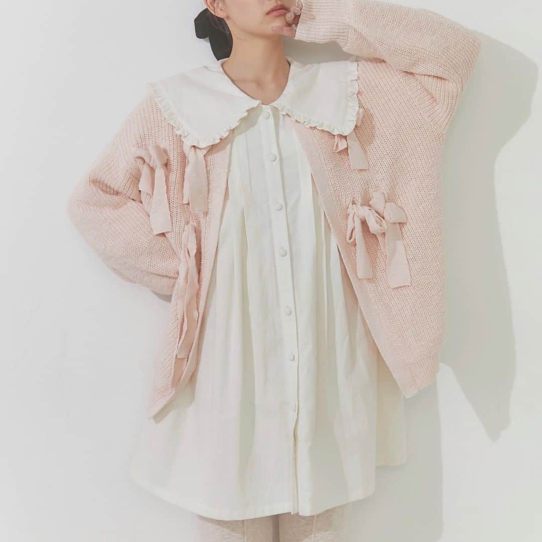 merry jennyのインスタグラム：「【 recommend ! 】 ㅤㅤㅤㅤㅤㅤㅤㅤㅤㅤㅤㅤㅤ 秋ののおすすめカーディガン！ topのURLから⇨  @merryjenny_instagram  ぜひcheckして下さいね！ㅤㅤㅤㅤㅤㅤㅤㅤ   〇 ランダムリボンニットカーディガン col : ivory / pink / black ¥11,000 (tax in)  〇 vネックリボンカーディガン col : pink / blue / red ¥11,550 (tax in)  　 #merryjenny # メリージェニー  #2023aw #autumn #dreamwell #ニットカーディガン #秋コーデ #ピンク」