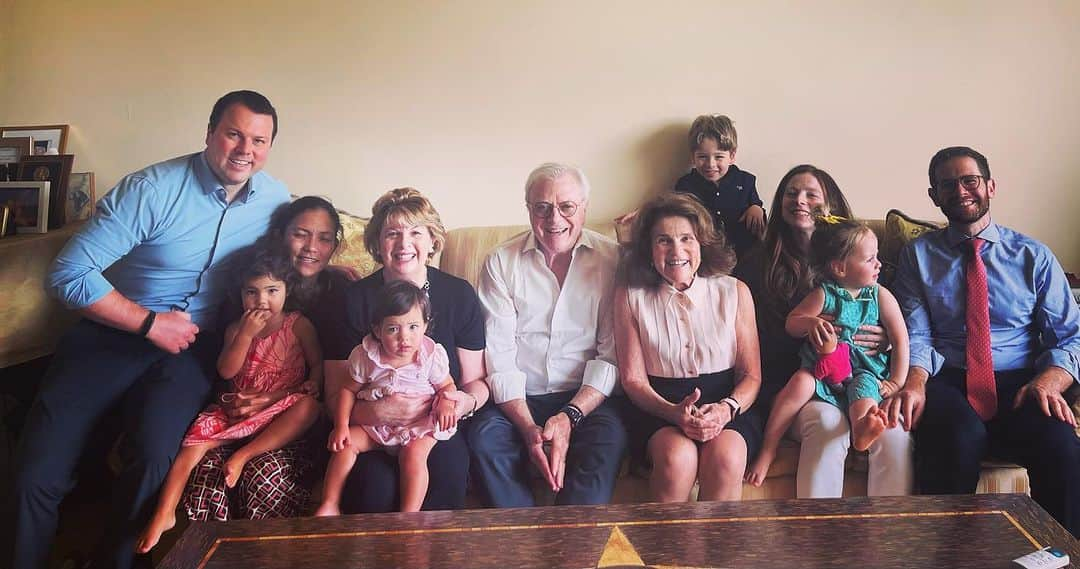 トヴァ・フェルドシャーのインスタグラム：「L’Shanah Tovah from L’Shanah  Tovah  Feldshuh and beloved family」