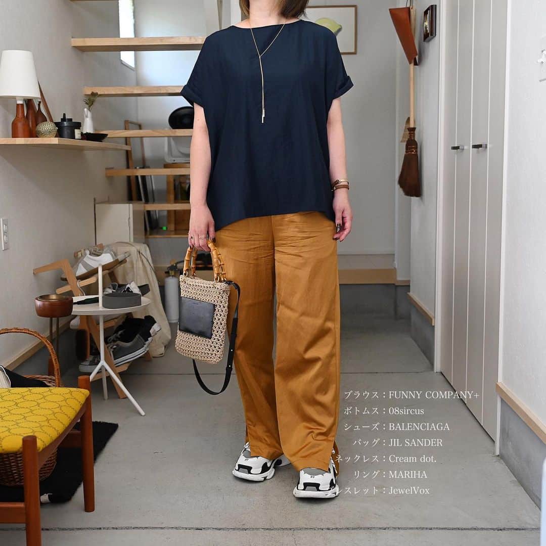 めがねとかもめと北欧暮らしのインスタグラム：「久しぶりの休日コーデ☺️  まだまだ暑い日が続いていますね💦  トップスはONにもOFFにもヘビロテの華奢見えブラウスです👌  パンツは秋色⭕️ 外しにスニーカーを合わせました！  詳しくはブログに書いてみたので ぜひ読んでもらえたら嬉しいです😊  @mi1341  ←プロフィールのURLか ストーリーズからブログへ飛べます。  #めがねとかもめと北欧暮らし#休日コーデ#夏コーデ#秋コーデ#大人カジュアル#大人カジュアルコーデ#カジュアルコーデ#アラフォーコーデ#08circus #パンツコーデ#スニーカー好きな人と繋がりたい#スニーカーコーデ#スニーカー女子#code#codenate#wear ・ ・」