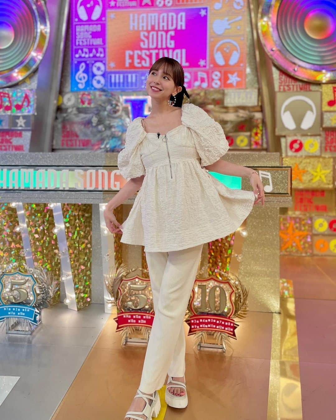 May J.さんのインスタグラム写真 - (May J.Instagram)「今夜19時から「ハマダ歌謡祭」出演しまーす🤍 今回の髪型と衣装お気に入り🖤 三つ編みにリボンつけてもらいました🫶 今回のベテランチームのリーダーは　@shinji.takeda 武田真治さん！！ いつも面白くて優しい真治さん、今回久々の共演でした🎵 かわいいゆうちゃみたんともツーショット撮った💓　@chamitan_0908  みんな観てねー🖤📺  しかし、いつまで「ハマダ歌謡祭」出れるかなあぁ🤣  #ハマダ歌謡祭」9月22日 14時40分 - mayjamileh