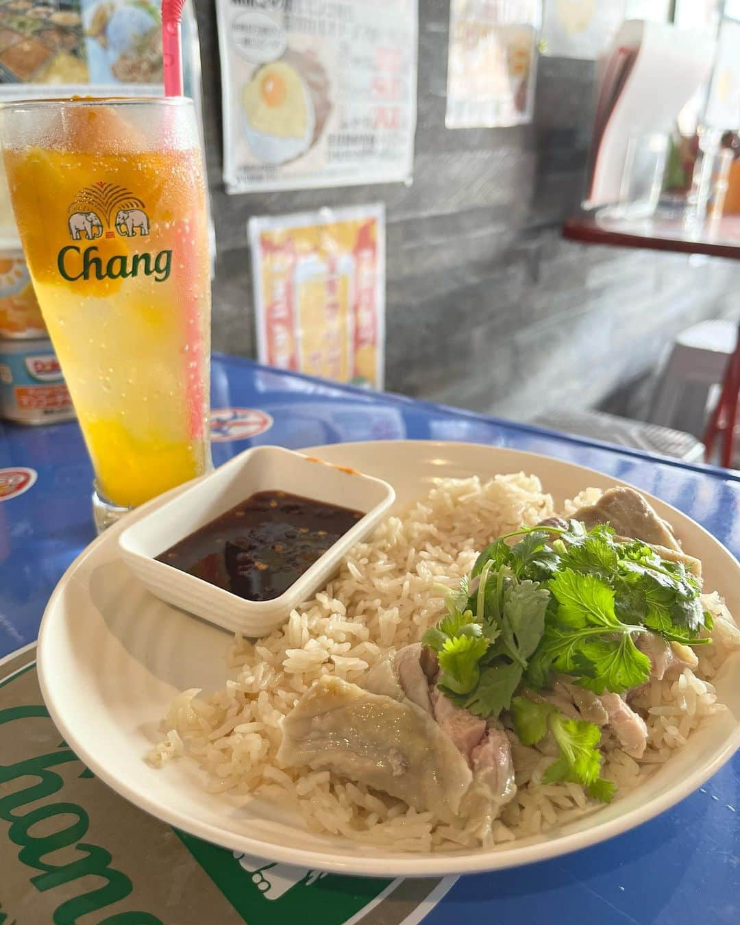 渋谷恭子のインスタグラム：「#週末は山梨にいます 🍇  甲府市相生にあるタイ🇹🇭屋台料理のお店 パッポン食堂 @patpong69   前回ガパオライスをオーダーしたから 今回は #カオマンガイ にしてみた❤️  麺よりご飯派の私だけど やっぱりこちらの人気メニュー #パッタイ も食べてみたいからオーダーしちゃった✨  甘酸っぱさとピーナッツ🥜の香ばしさが◎  次はカオマンガイ鶏ダブルがいいなぁ😍  #山梨 #山梨県 #山梨グルメ #甲府 #甲府市 #甲府ランチ #甲府グルメ #タイ料理 #屋台料理 #prではありません #自腹」