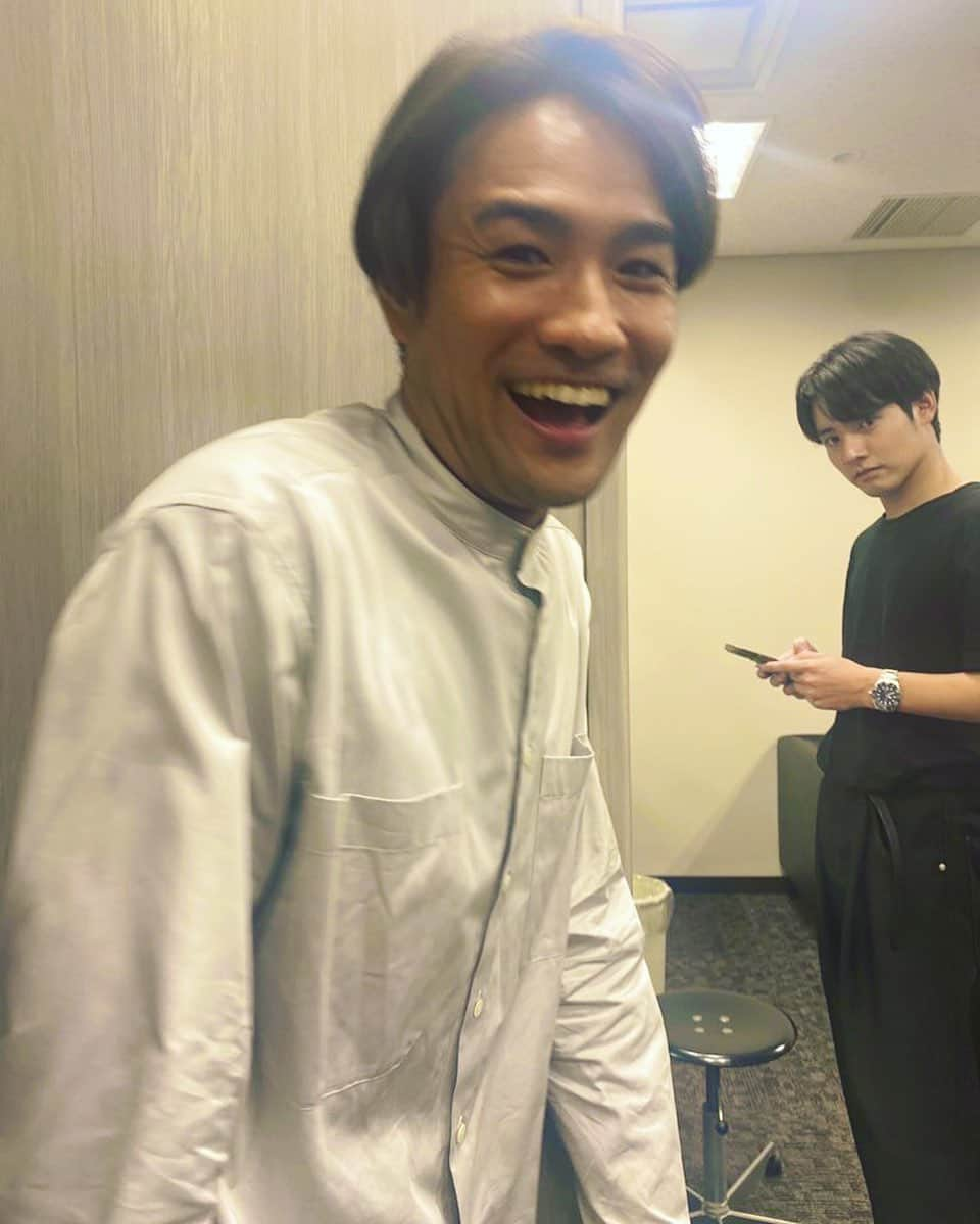 笠原秀幸さんのインスタグラム写真 - (笠原秀幸Instagram)「昨日の、赤楚衛二くんファンミーティングin大阪  とっても楽しかったです！本当にありがとうございました😃  19時開演なのに、前日から大阪に入って気持ちを2人で高めていたので、最高の時間となりました！  2泊する事が分かっていなくて、一泊分の荷物しか持ってきていなかった赤楚くん。  宇宙と石は謎のまま。あとリムジンの話も迷宮入りしちゃってます☺️  たこ焼きを食べられなかったのが、心残りですが、今日は東京2回、また楽しみたいと思います！  ありがとうございました！  #EAWD」9月22日 14時45分 - kasahara_rarara