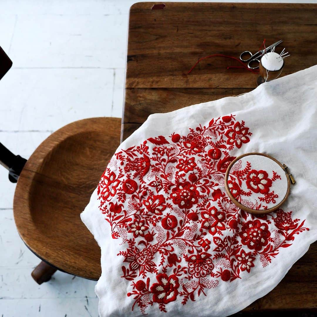 樋口愉美子さんのインスタグラム写真 - (樋口愉美子Instagram)「🪑 Embroidery time  #embroidery #stitching #flowerpattern #yumikohiguchi  #broderie #bordado #вышивка #자수 #needlework #linen #embroideryArt #pattern #handembroidery #handmade #contemporaryembroidery #樋口愉美子 #刺繍 #刺しゅう #手芸 #アトリエ」9月22日 14時48分 - yumikohiguchi