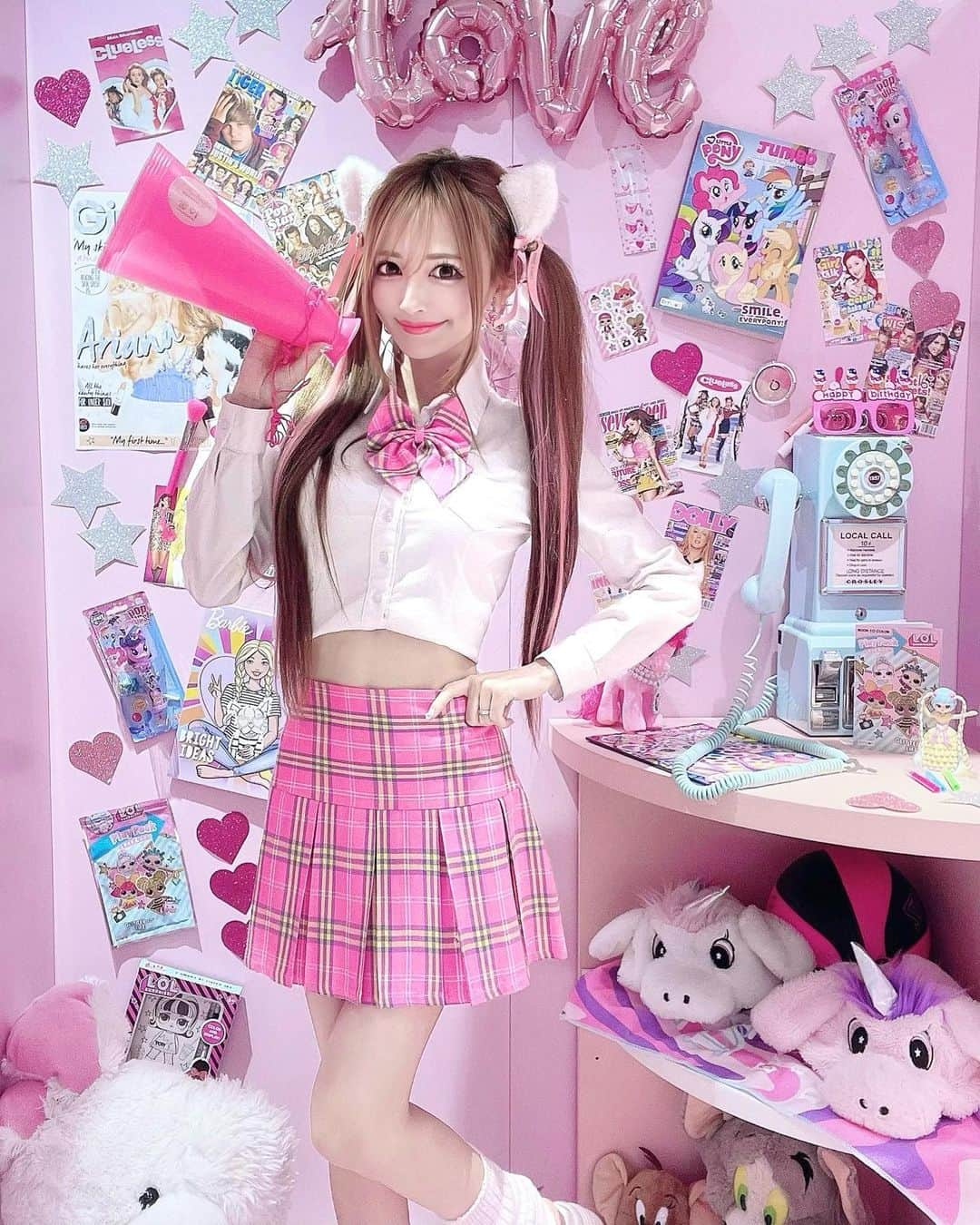 寿リリカのインスタグラム：「♡ 世界イチ可愛い学校CHOA🏫💕 ９月のフォトボックスのテーマはY2K PINK💗🫧🎀👠💄🩷🩷 ♡ 蛍光ピンクのチェック制服もかわちい😍🩷🩷メガホンもハート型のピンクなの〜📣😍🩷🩷🩷🩷 ♡ CHOAちゃん４周年おめでとう🎉😘 みき校長先生いつも可愛い学校を作ってくれてありがとう💕💗 ♡ この日はまな先生とりお先生😍😍娘とダンスしたり遊んでくれてありがとう💃💕💕 ♡ #choa #ラフォーレ原宿 #世界一可愛い学校 #韓国制服 #韓国制服レンタル #原宿」