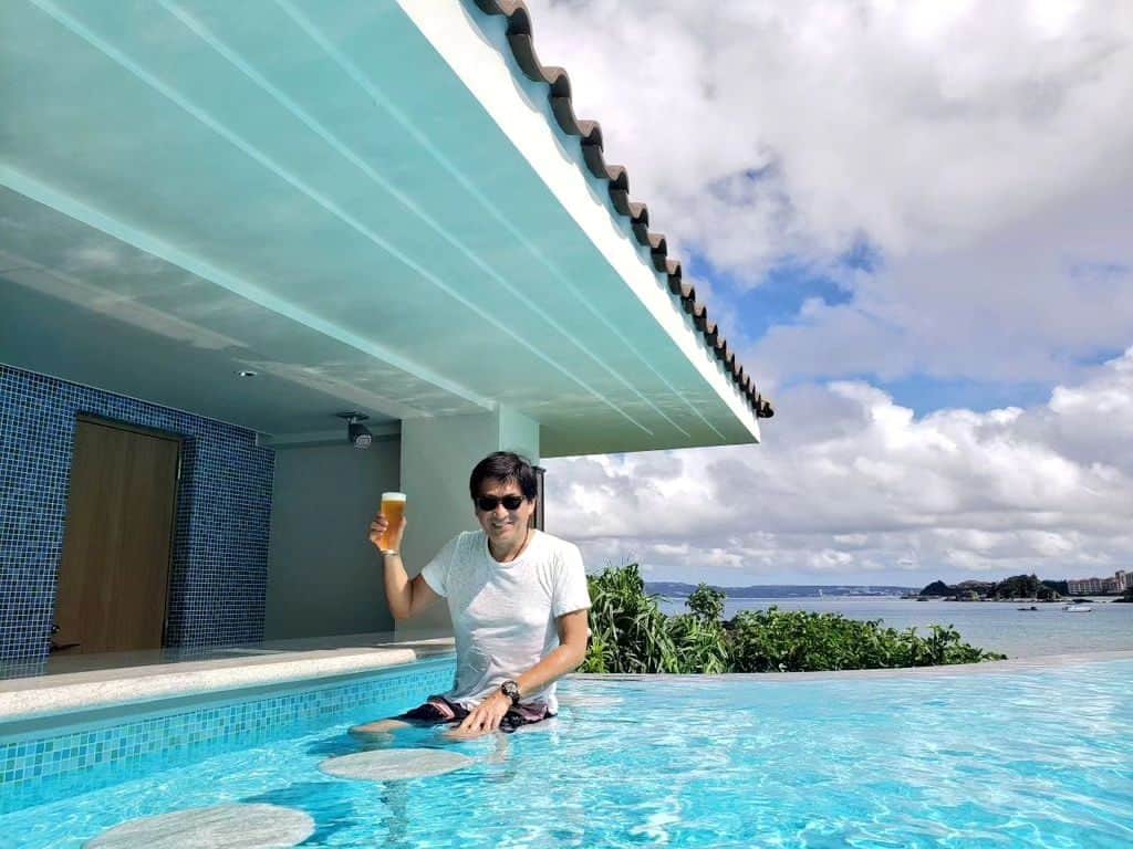 藤岡幸夫のインスタグラム：「遅い夏休みで沖縄…夏よ逃げないでくれ…呟くオレを隣の女性が笑う…だってあーた、かみさんなんです😂一緒にいる女性はもはやあーた、いつでも結婚して３４年になるかみさん🤣　それにしても、これだけ色々バレてきたのにこうしているのは奇跡❗かみさんの忍耐に感謝🙏沖縄で人生修行して帰ります👍  このアカウントは表アカウントです。 裏アカウントも是非🤩↓ @sachiofujioka」
