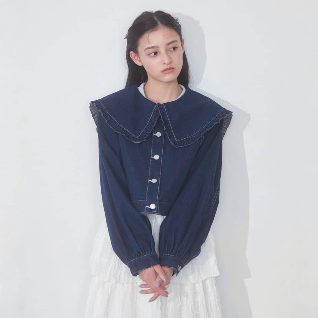merry jennyのインスタグラム：「【 runway channel festival 】 ㅤㅤㅤㅤㅤㅤㅤㅤㅤㅤㅤㅤㅤ 9/22(fri) 12:00 〜 9/26(tue) 23:59 official web store RUNWAY channel にて new &pre order 10%OFFを開催中‼︎ さらに! point up×20・送料無料！  topのURLから⇨  @merryjenny_instagram  ぜひcheckして下さいね！  〇 フリルカラーデニムジャケット col : indigo / black  ¥13,200 (tax in)  〇 デニムリボンプリーツミニスカート col : indigo / black  ¥9,350 (tax in)  　 #merryjenny #メリージェニー  #2023aw #dreamwell #winter #アウターコーデ #デニムジャケット」