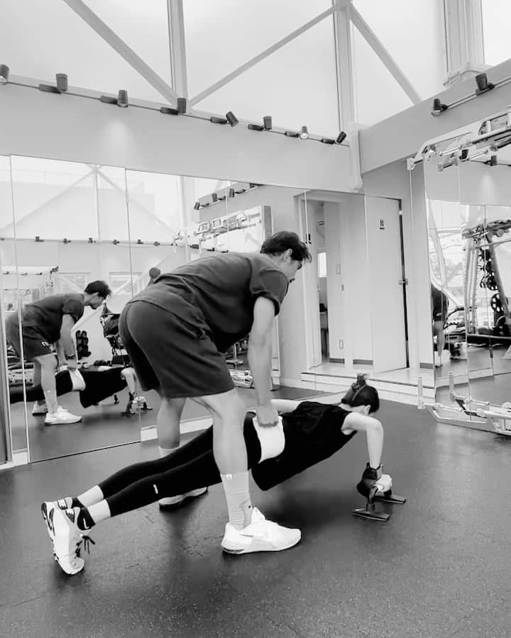 高橋美咲のインスタグラム：「. 腕立てと懸垂を補助なしでできるようになりたい🏋️‍♂️ まだまだ道は長そうだけど😂😂😂 . . #トレーニング動画  #workout」
