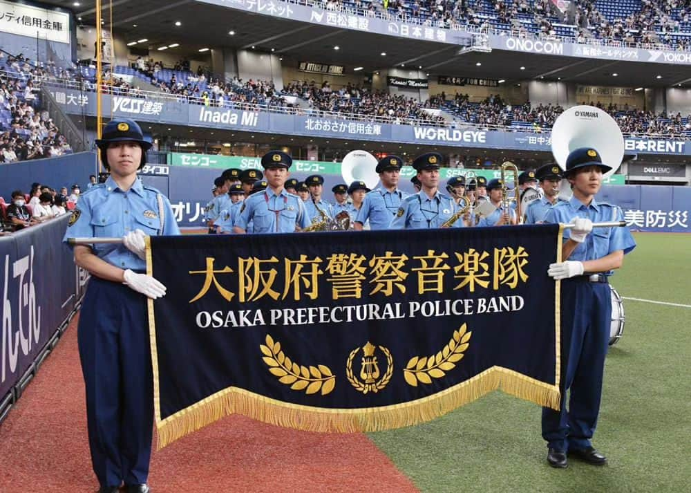 大阪府警察さんのインスタグラム写真 - (大阪府警察Instagram)「【オリックス公式戦で広報演奏】 オリックス・バファローズが3年連続のリーグ優勝を果たした9月20日、大阪府警察では、京セラドーム大阪において、同球団と連携した広報活動を実施しました。  音楽隊による演奏演技を行うとともに、交通安全教育班が交通事故防止を呼び掛けました。  みなさん、交通ルールをしっかり守って、交通事故のないまち大阪にしましょう！  #大阪府警察公式 #大阪府警察 #大阪府警 #府警 #警察 #警察官 #女性警察官 #おまわりさん #オリックスバファローズ #オリックス #広報課 #音楽隊 #演奏演技 #交通総務課 #交通安全教育班 #自転車に乗るときは #ヘルメットをかぶりましょう #秋の全国交通安全運動 #交通事故防止 #府民を守る」9月22日 17時00分 - fukei_koho