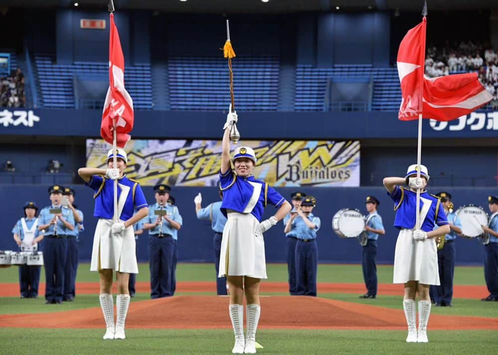 大阪府警察さんのインスタグラム写真 - (大阪府警察Instagram)「【オリックス公式戦で広報演奏】 オリックス・バファローズが3年連続のリーグ優勝を果たした9月20日、大阪府警察では、京セラドーム大阪において、同球団と連携した広報活動を実施しました。  音楽隊による演奏演技を行うとともに、交通安全教育班が交通事故防止を呼び掛けました。  みなさん、交通ルールをしっかり守って、交通事故のないまち大阪にしましょう！  #大阪府警察公式 #大阪府警察 #大阪府警 #府警 #警察 #警察官 #女性警察官 #おまわりさん #オリックスバファローズ #オリックス #広報課 #音楽隊 #演奏演技 #交通総務課 #交通安全教育班 #自転車に乗るときは #ヘルメットをかぶりましょう #秋の全国交通安全運動 #交通事故防止 #府民を守る」9月22日 17時00分 - fukei_koho